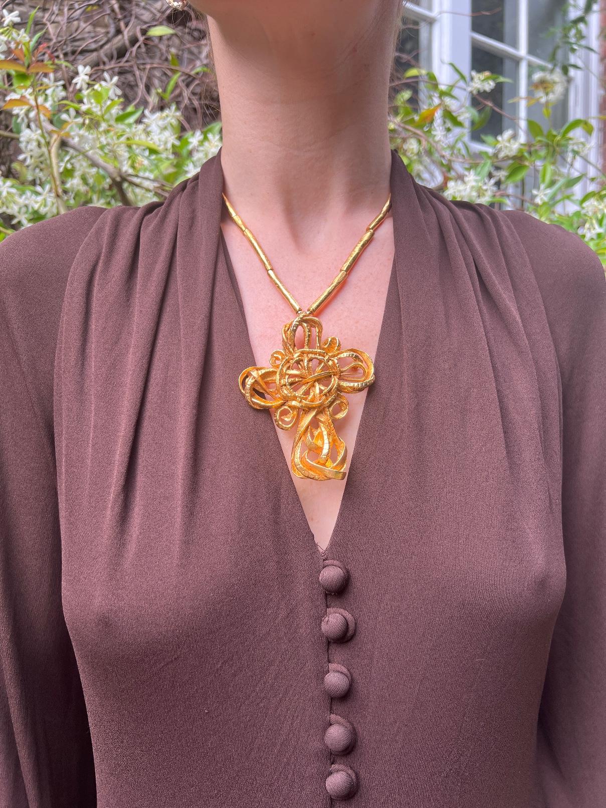 Collana con croce stilizzata Christian Lacroix degli anni '90 in vendita 6