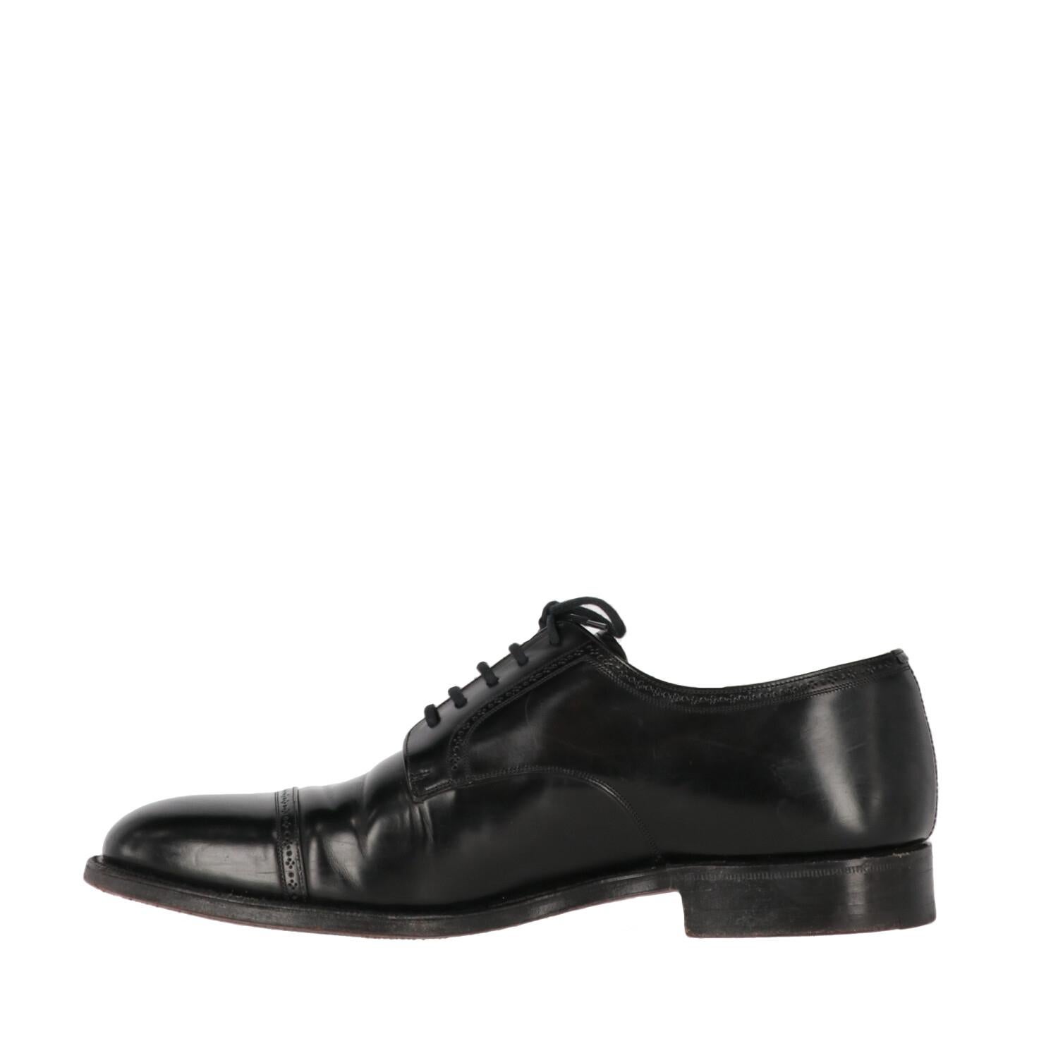 Church's genuine black leather classic lace-up shoe with tone-on-tone laces, brogue decorations and round toe. Regular fit.

The item shows scratches and some wrinkles on the leather, as shown in the pictures.
Years: 1990s

Made in England

Size: 10