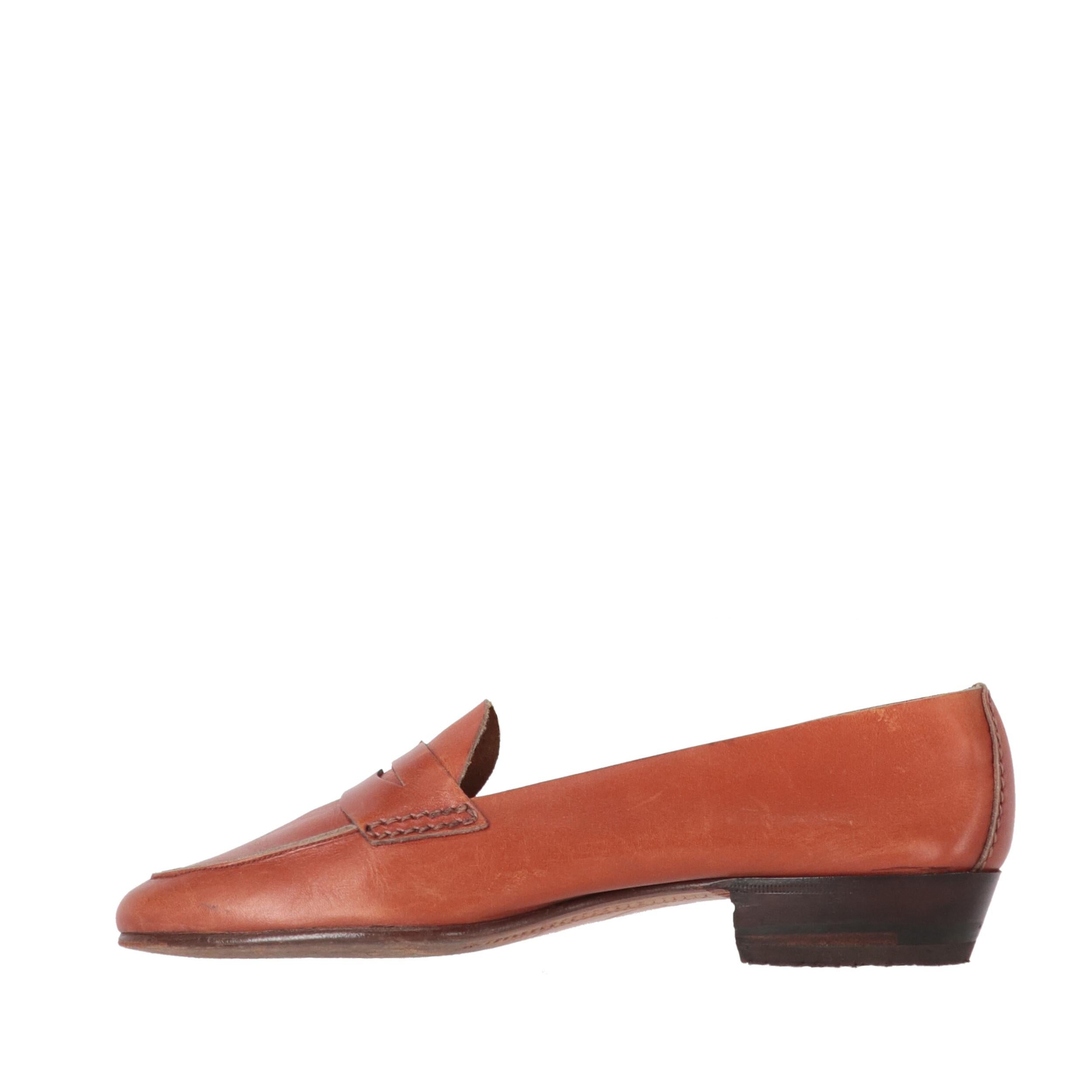 Church's orange brown leather loafers. Low heel, almond toe and vamp.

The item shows slight signs of wear as shown in the pictures.
Years: 80s

Size: 37 ½ EU

Heel height: 2,5 cm
Insole: 24,5 cm