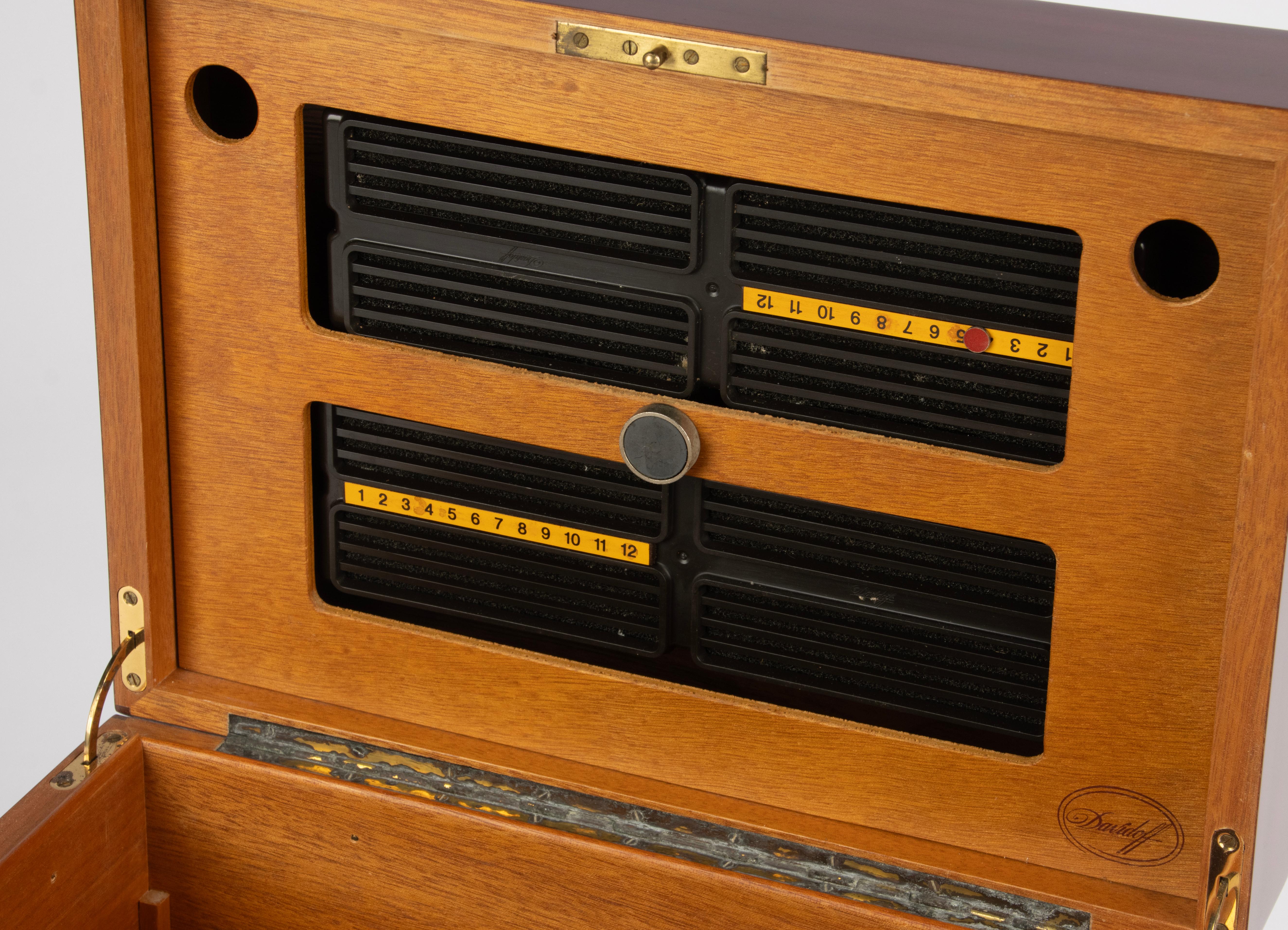 1990s Cigar Humidor - Davidoff - Mahogany and Brass - Cedar Interior For Sale 4