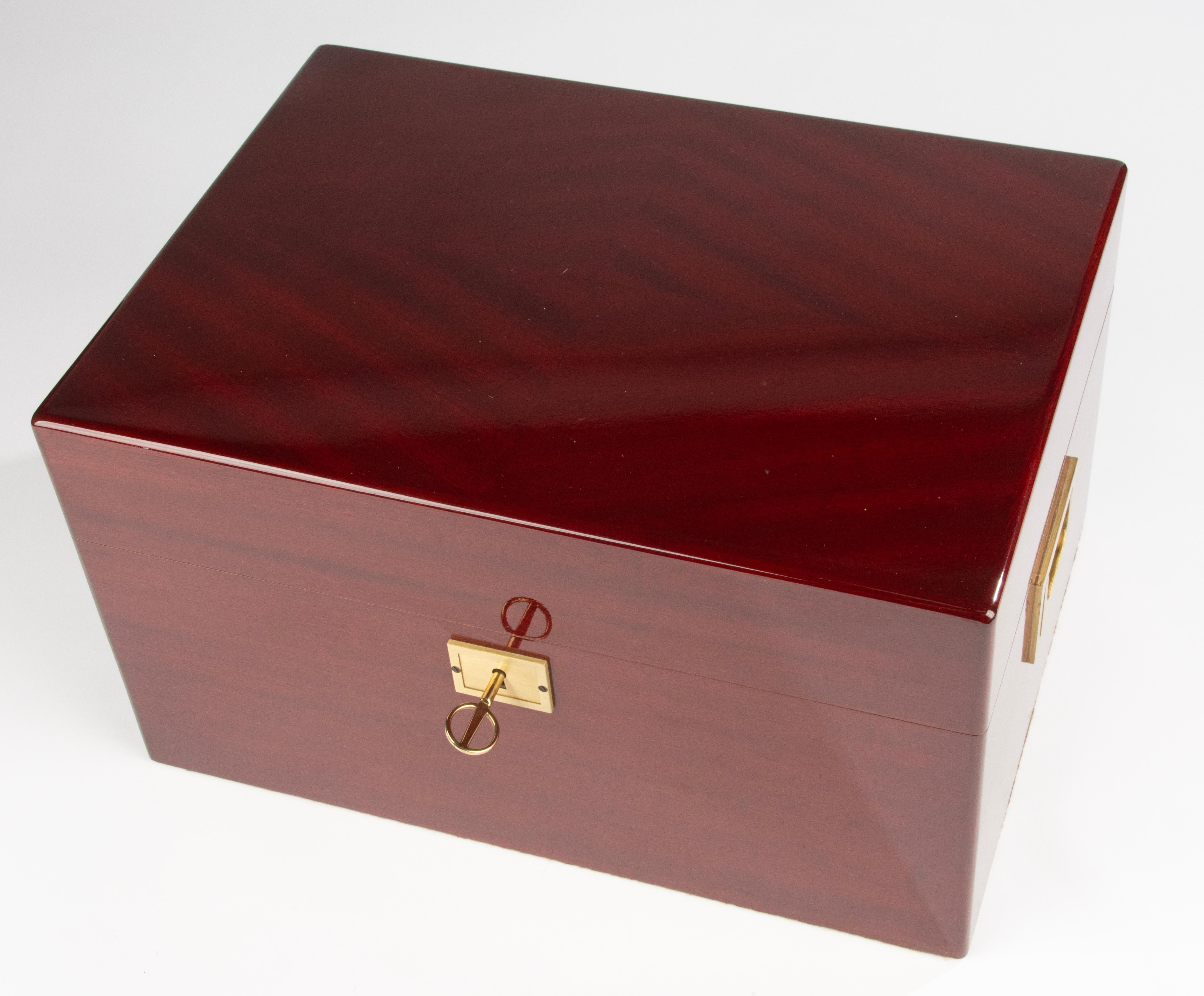 1990s Cigar Humidor - Davidoff - Mahogany and Brass - Cedar Interior For Sale 10