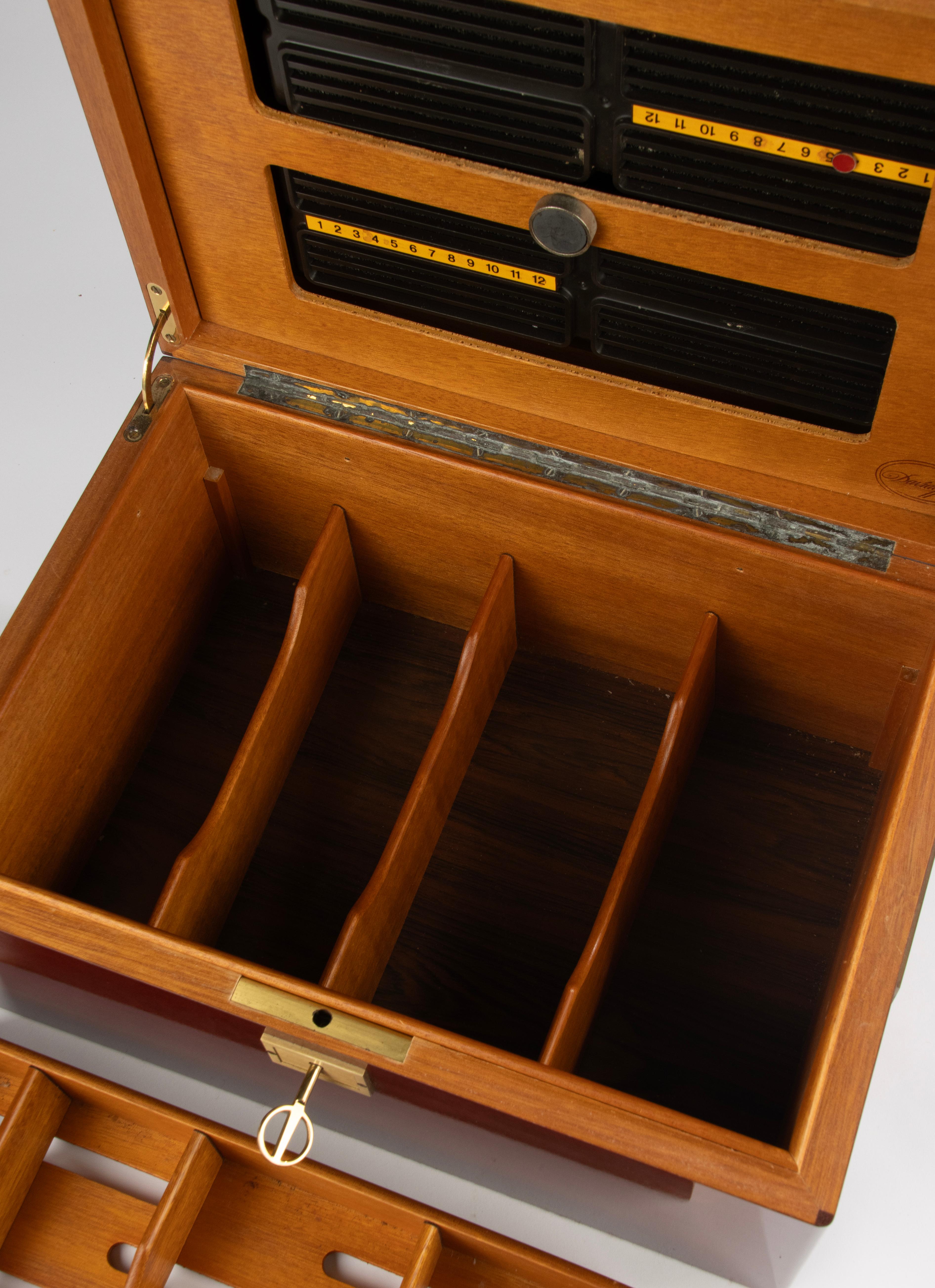 1990s Cigar Humidor - Davidoff - Mahogany and Brass - Cedar Interior For Sale 11