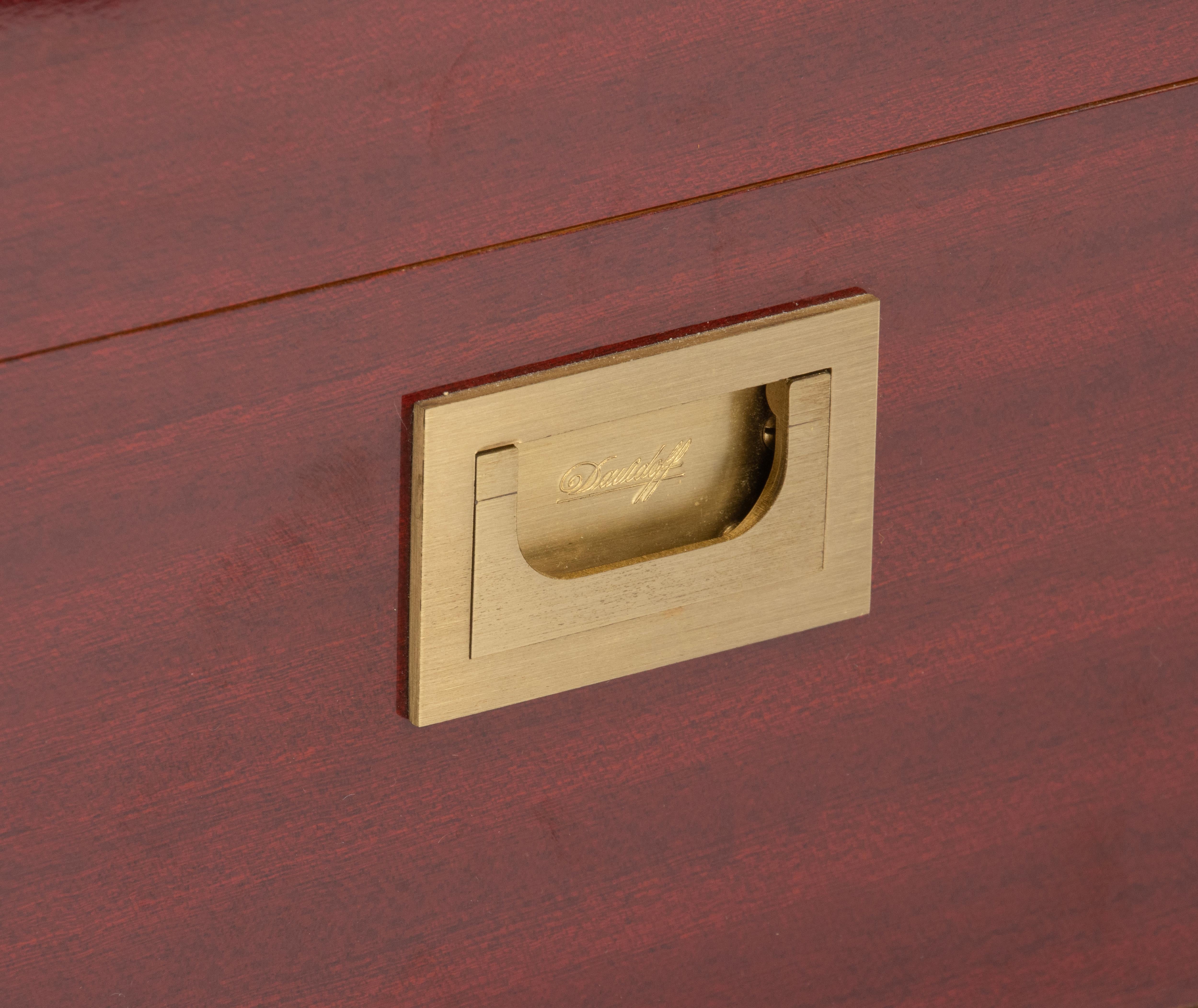 1990s Cigar Humidor - Davidoff - Mahogany and Brass - Cedar Interior In Good Condition For Sale In Casteren, Noord-Brabant