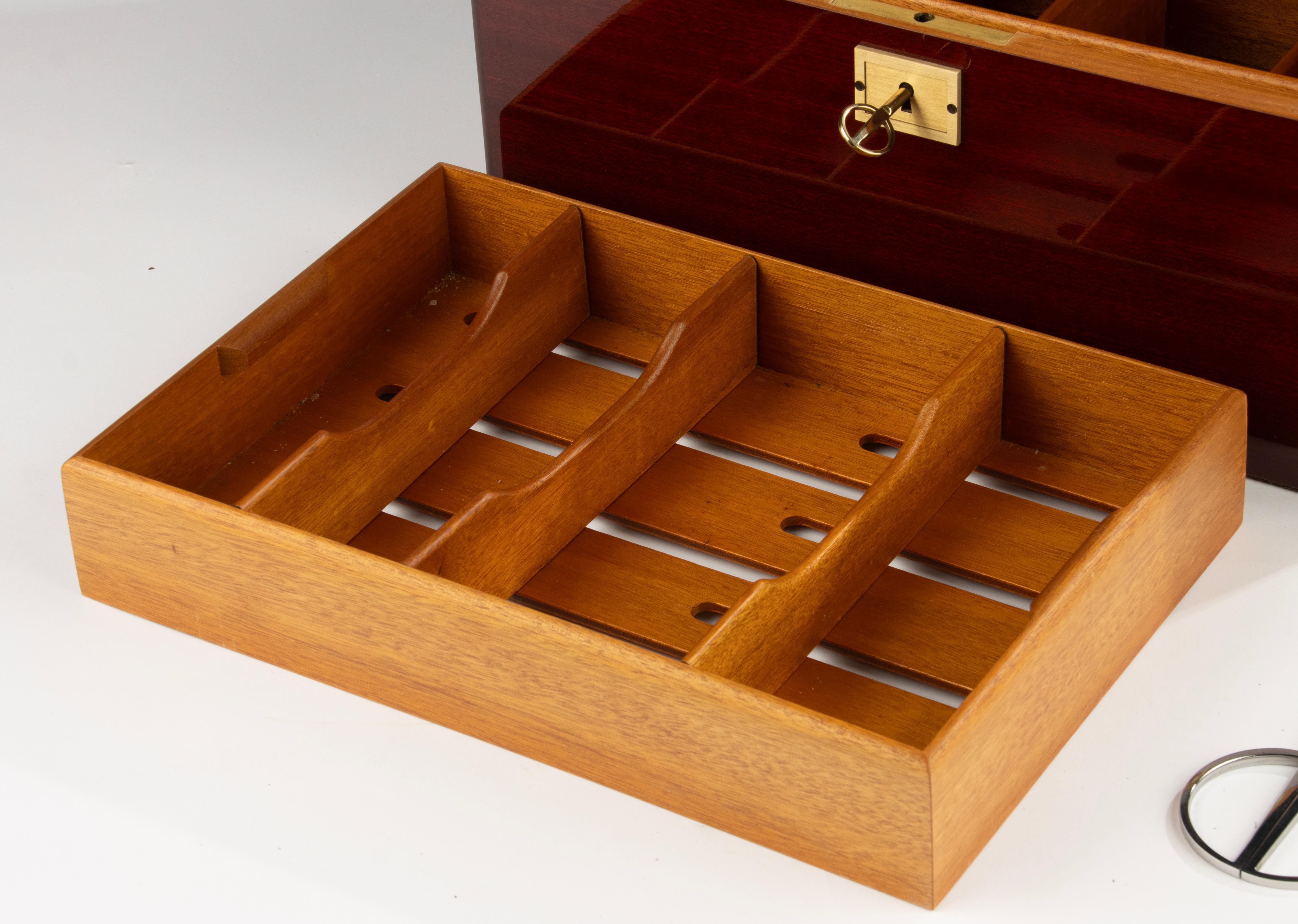 1990s Cigar Humidor - Davidoff - Mahogany and Brass - Cedar Interior For Sale 2