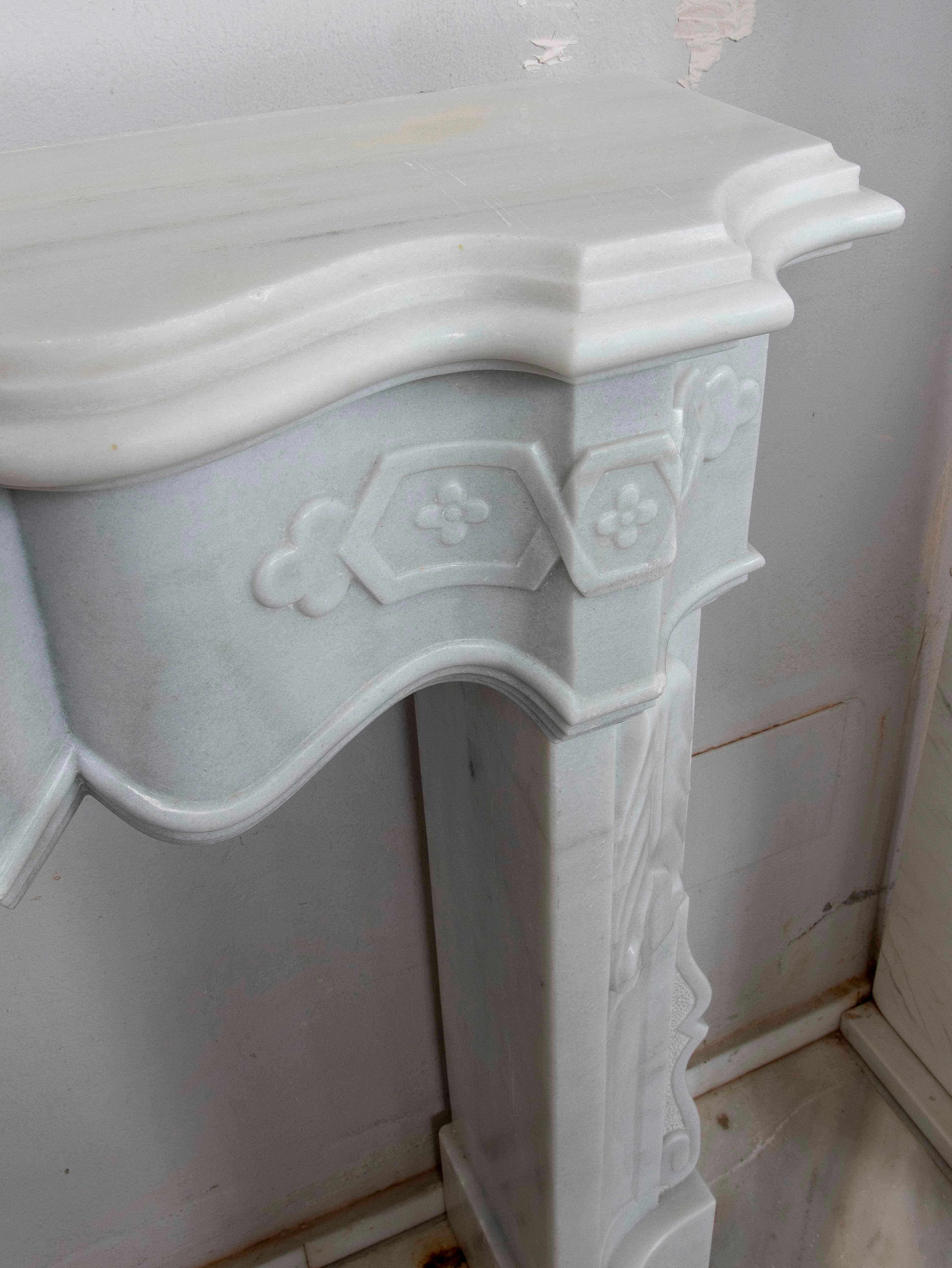 Spanish 1990s Classic Carved White Marble Fireplace – French Decorative Style For Sale