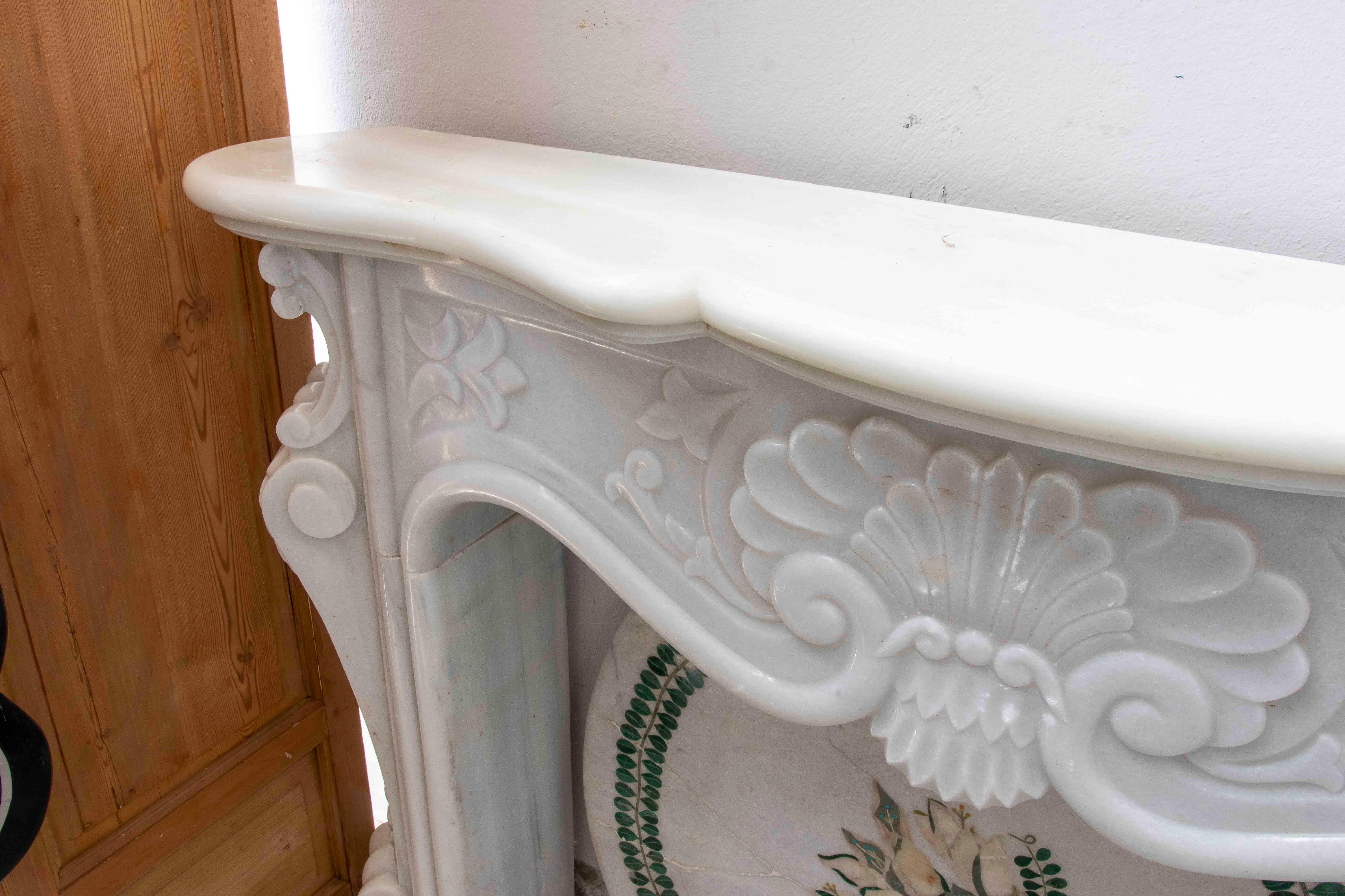 Spanish 1990s Classic Carved White Marble Fireplace – French Decorative Style For Sale