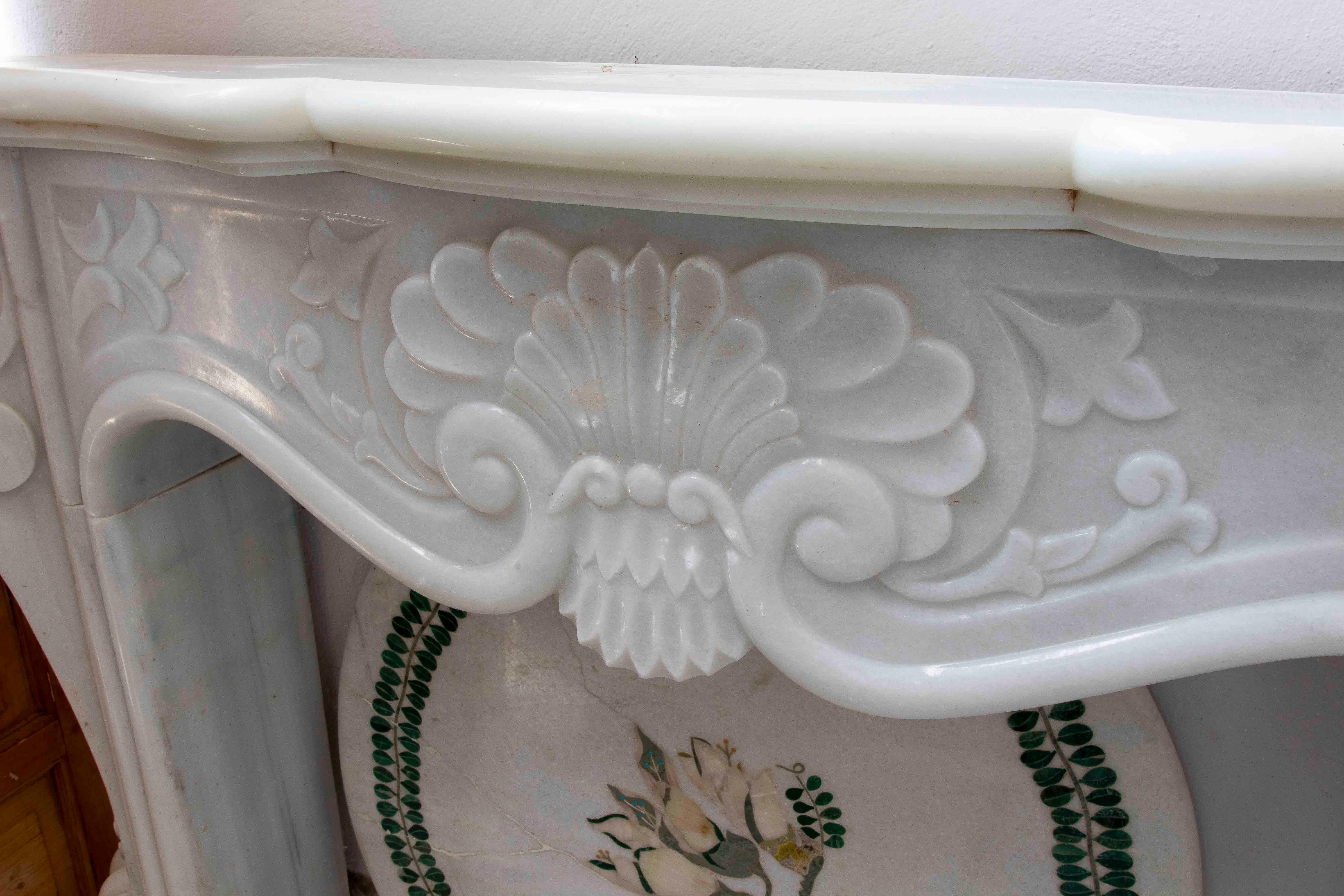 1990s Classic Carved White Marble Fireplace – French Decorative Style In Good Condition For Sale In Marbella, ES