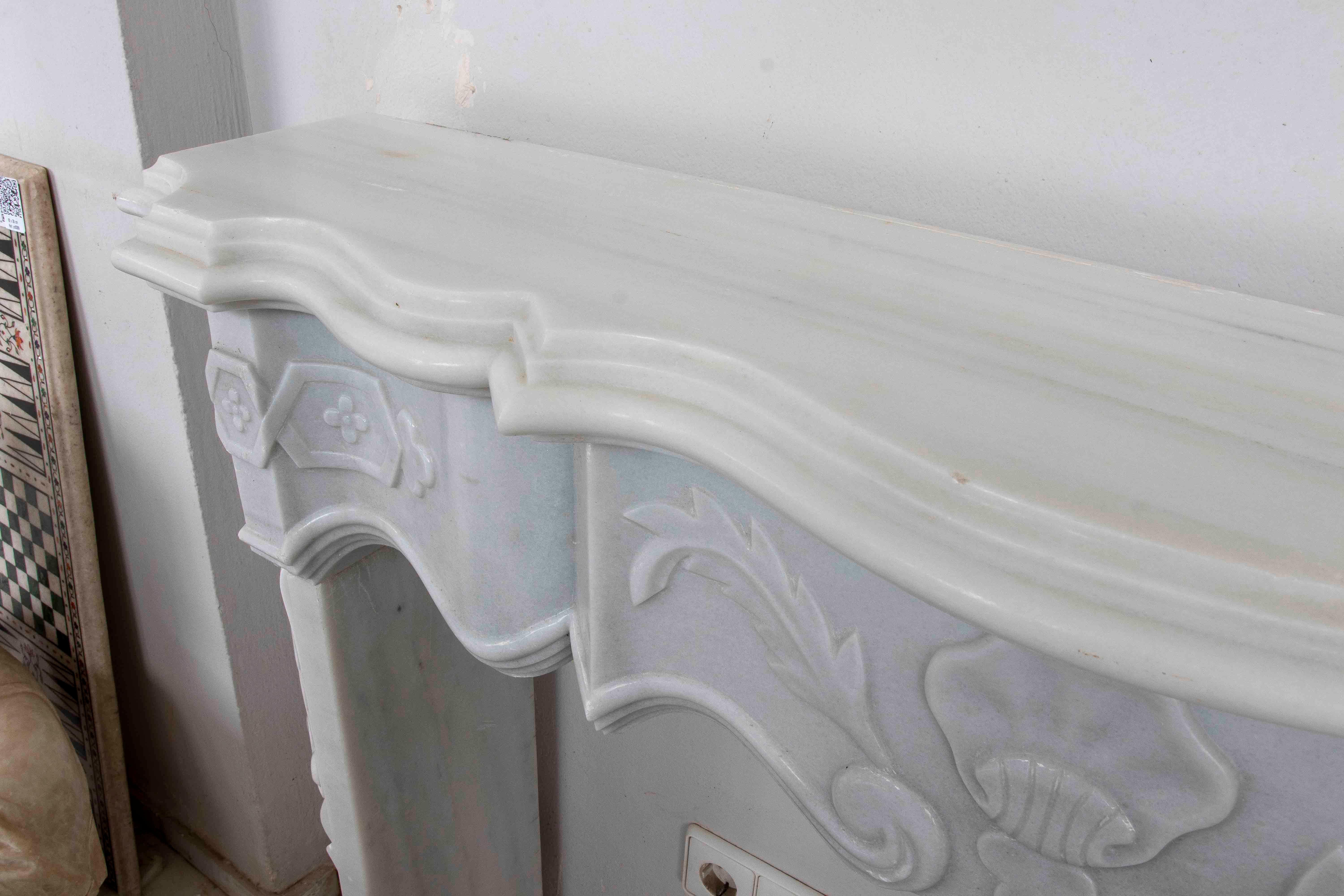 1990s Classic Carved White Marble Fireplace – French Decorative Style In Good Condition For Sale In Marbella, ES