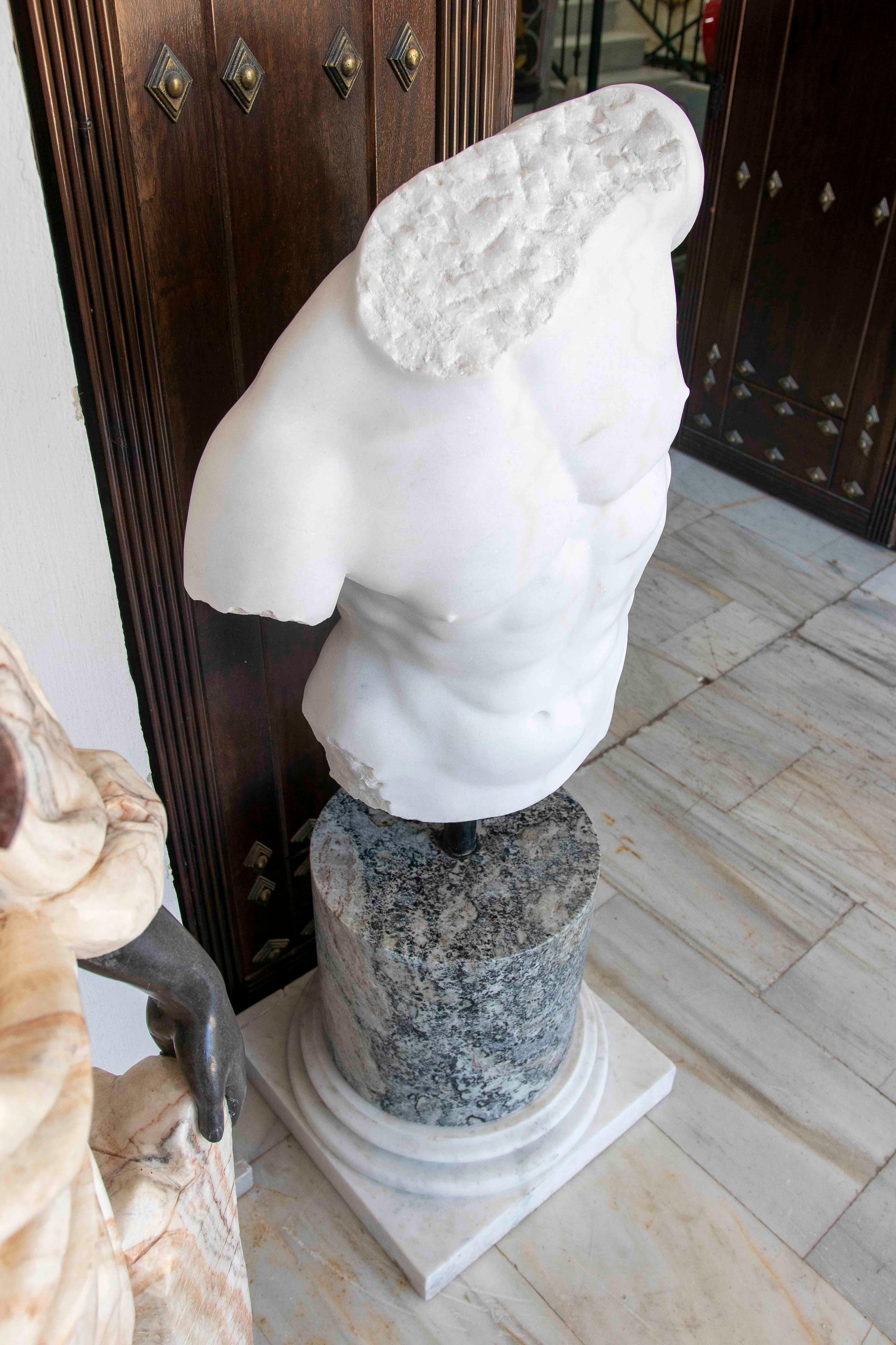 1990s Classic Male Torso in White Marble on a Granite Pedestal For Sale 6