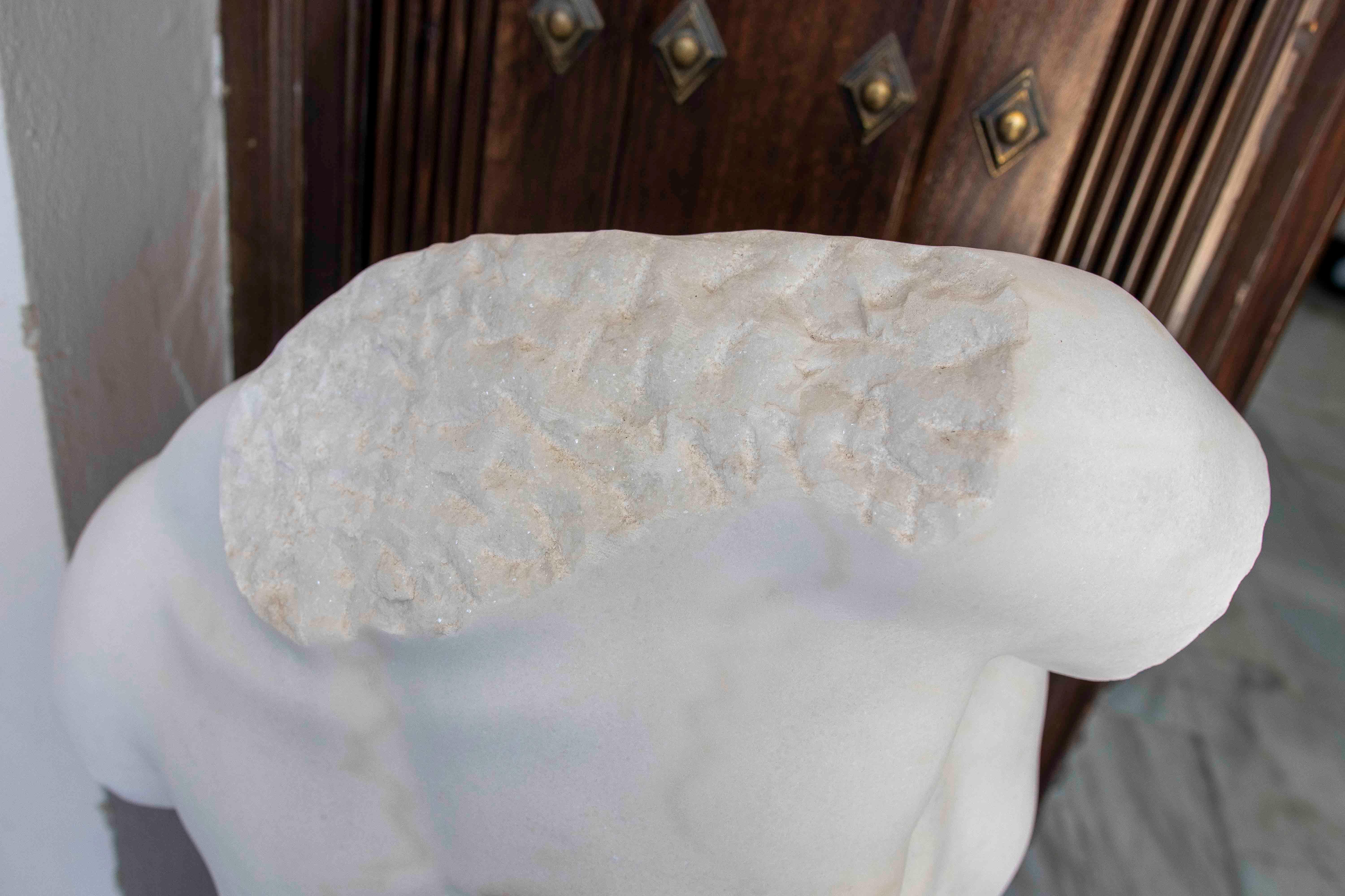 1990s Classic Male Torso in White Marble on a Granite Pedestal For Sale 3