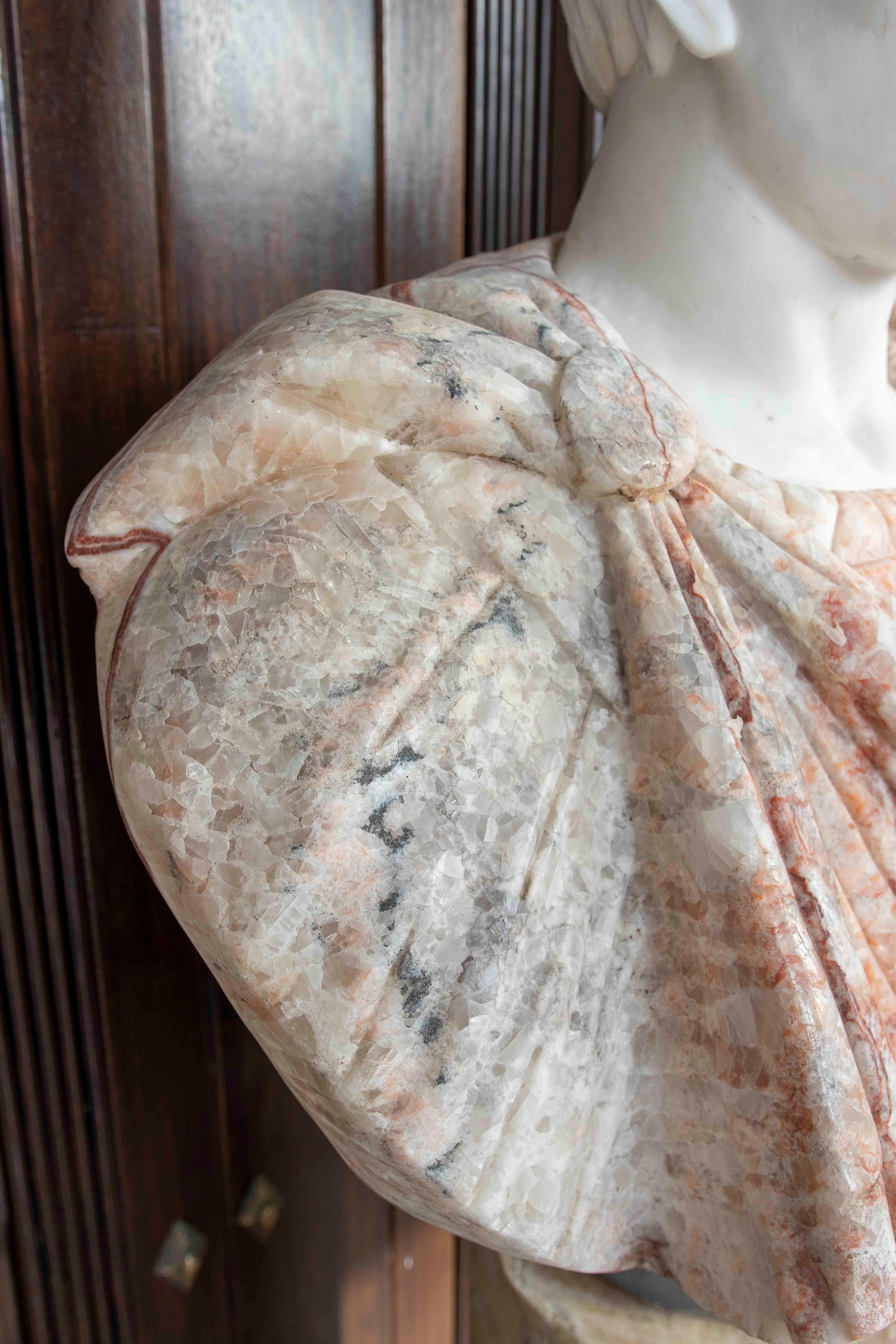 Busto romano classico degli anni '90 in marmo nei toni del bianco e del rosso con base in vendita 3