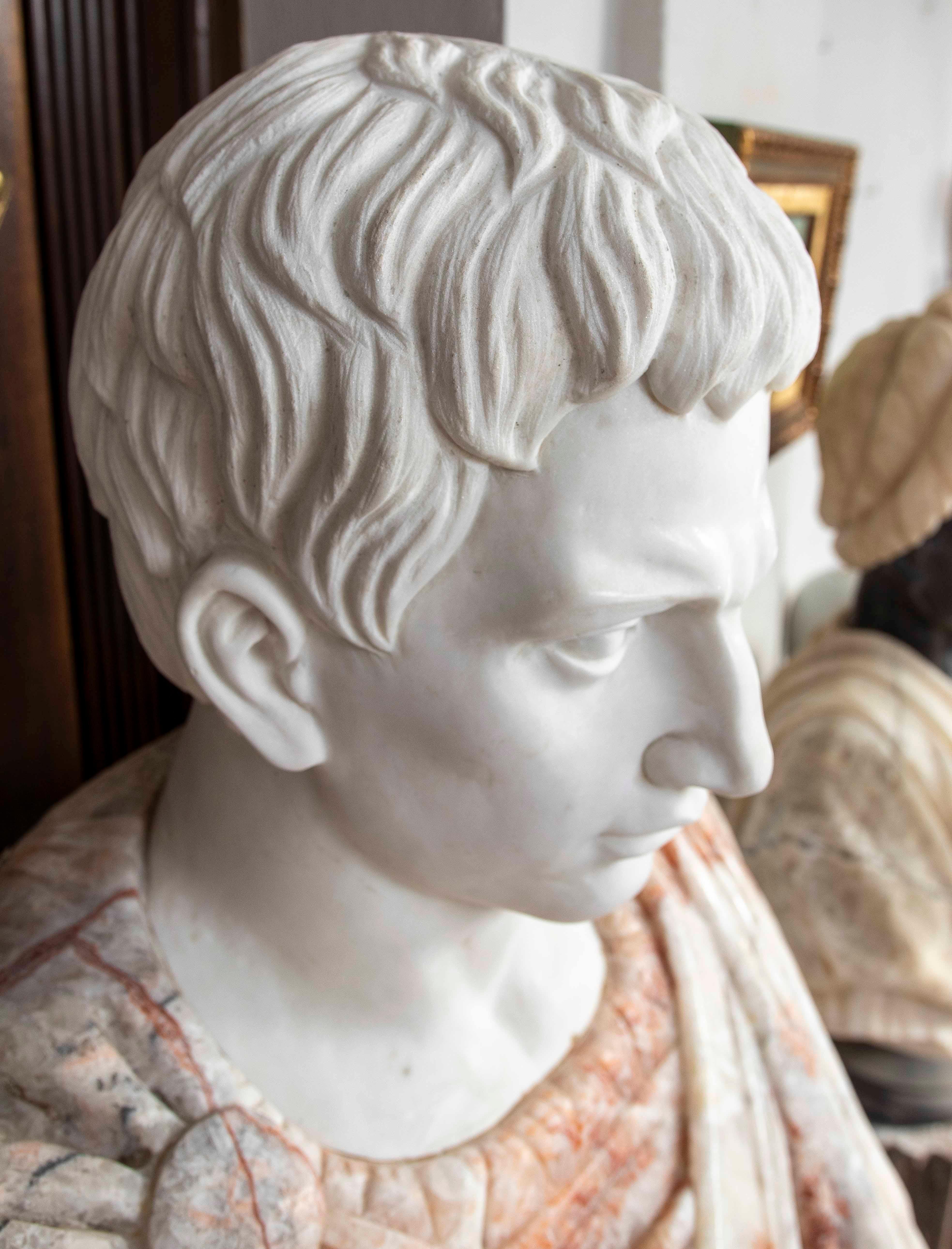 Busto romano classico degli anni '90 in marmo nei toni del bianco e del rosso con base in vendita 5