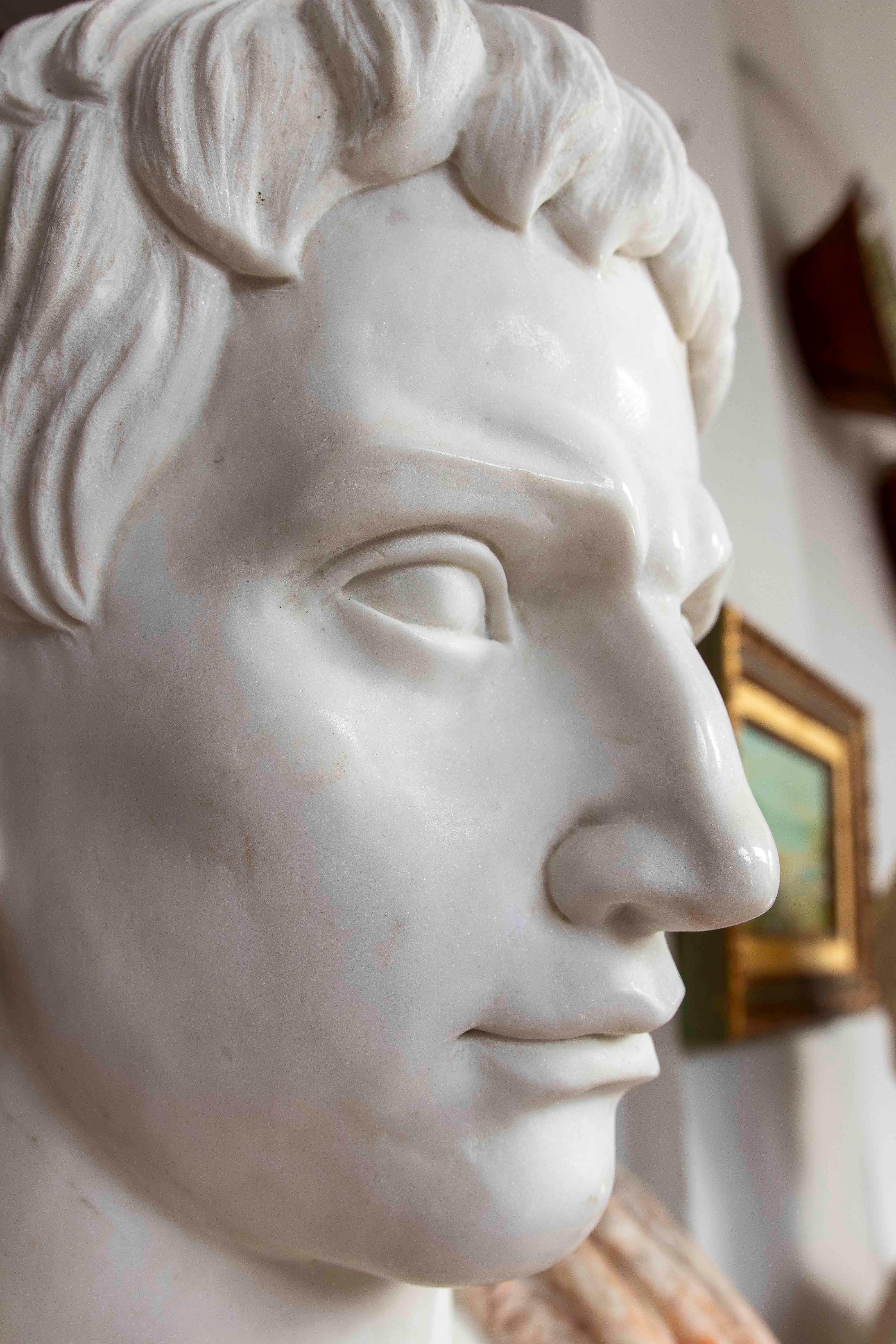 Busto romano classico degli anni '90 in marmo nei toni del bianco e del rosso con base in vendita 6