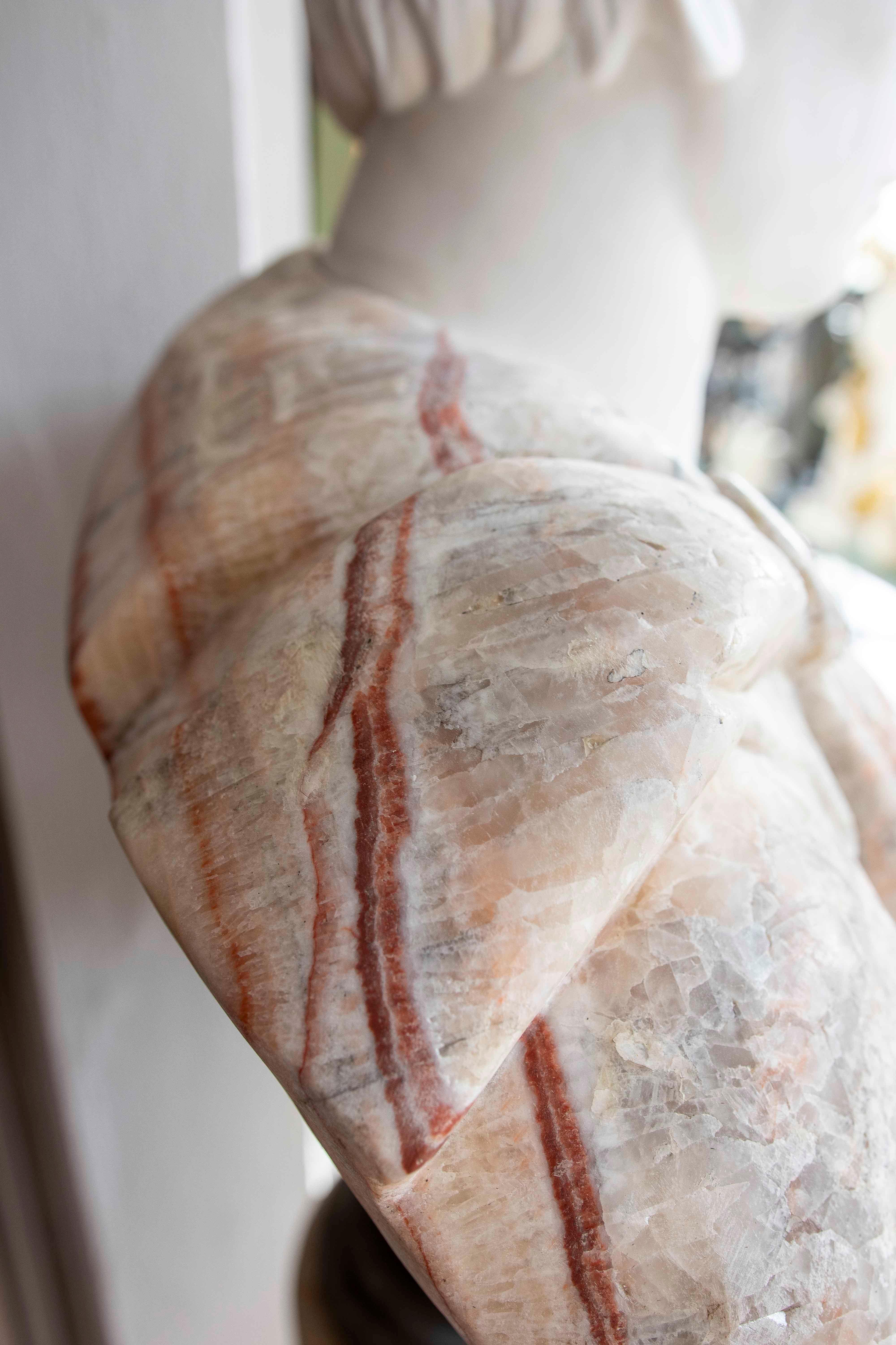 Busto romano classico degli anni '90 in marmo nei toni del bianco e del rosso con base in vendita 7