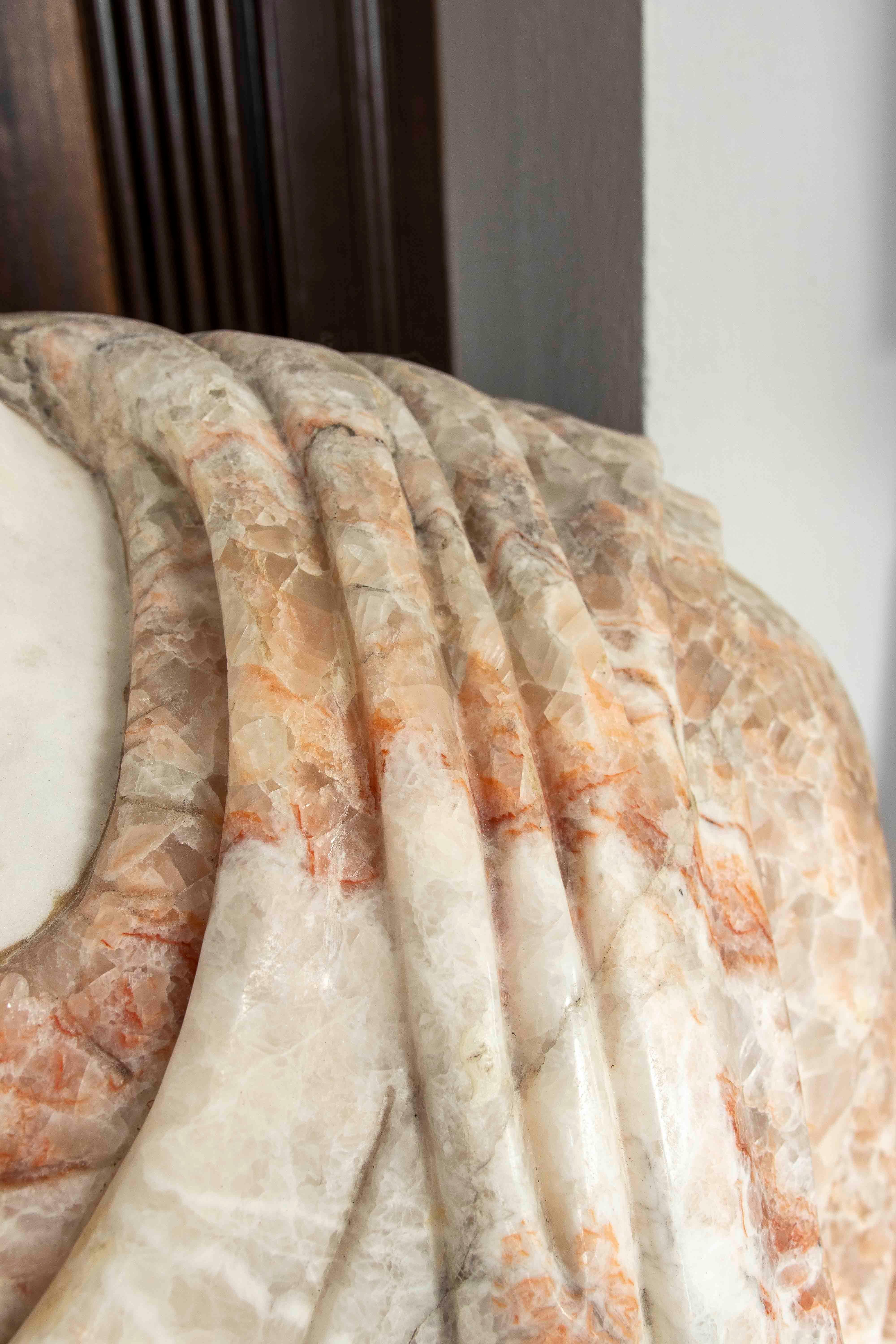 Busto romano classico degli anni '90 in marmo nei toni del bianco e del rosso con base in vendita 9
