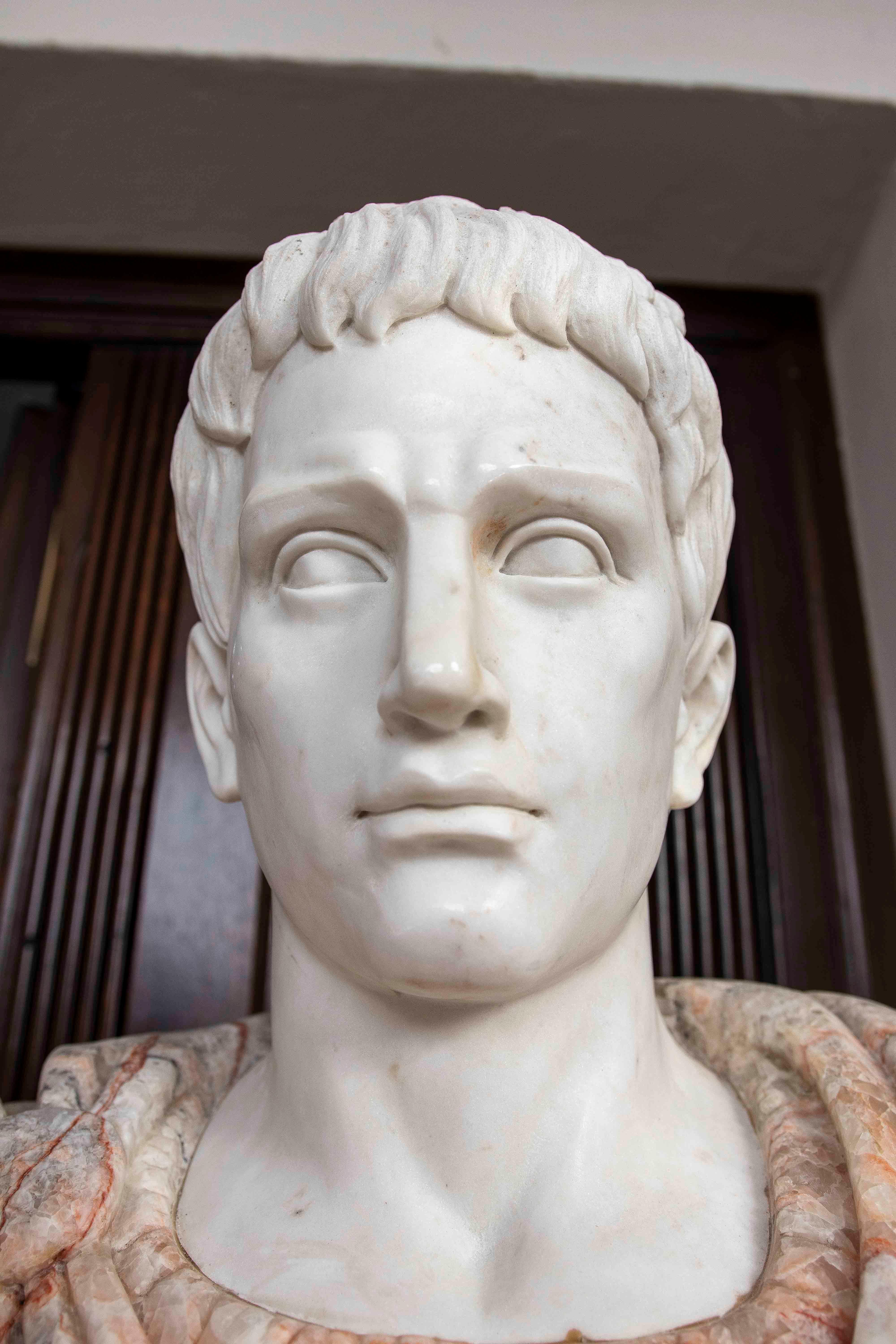 Busto romano classico degli anni '90 in marmo nei toni del bianco e del rosso con base in vendita 10