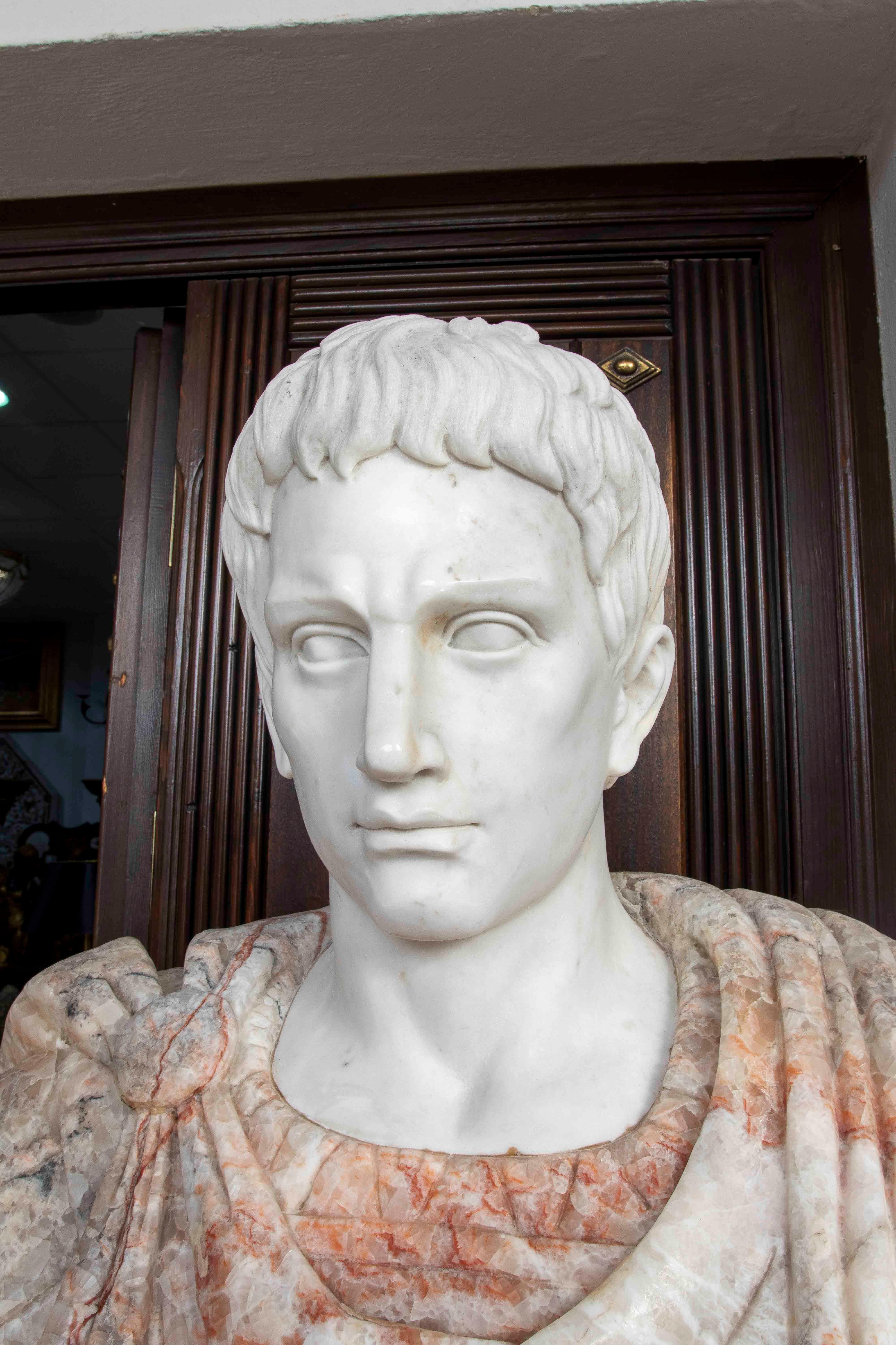 Intagliato a mano Busto romano classico degli anni '90 in marmo nei toni del bianco e del rosso con base in vendita