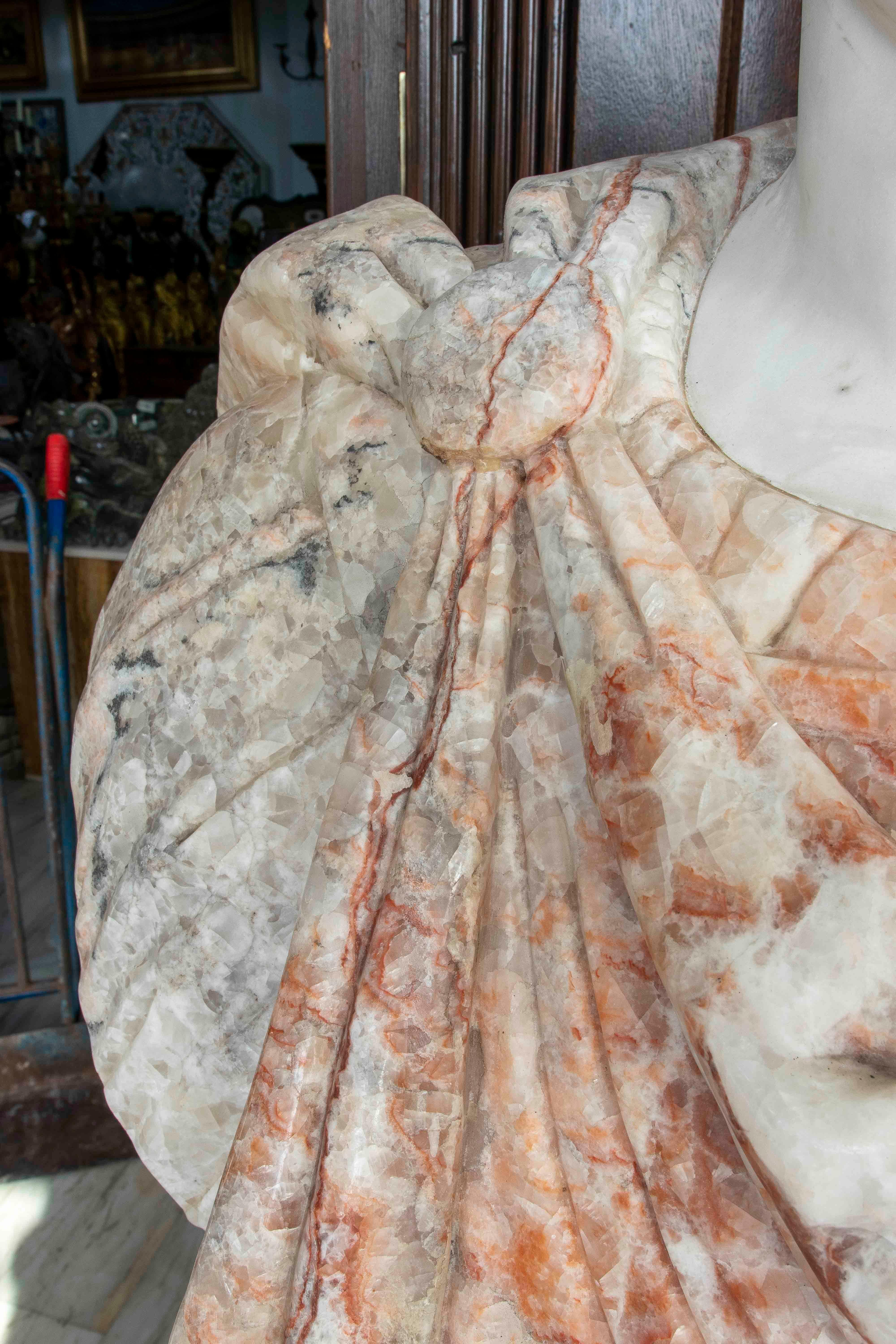 XX secolo Busto romano classico degli anni '90 in marmo nei toni del bianco e del rosso con base in vendita