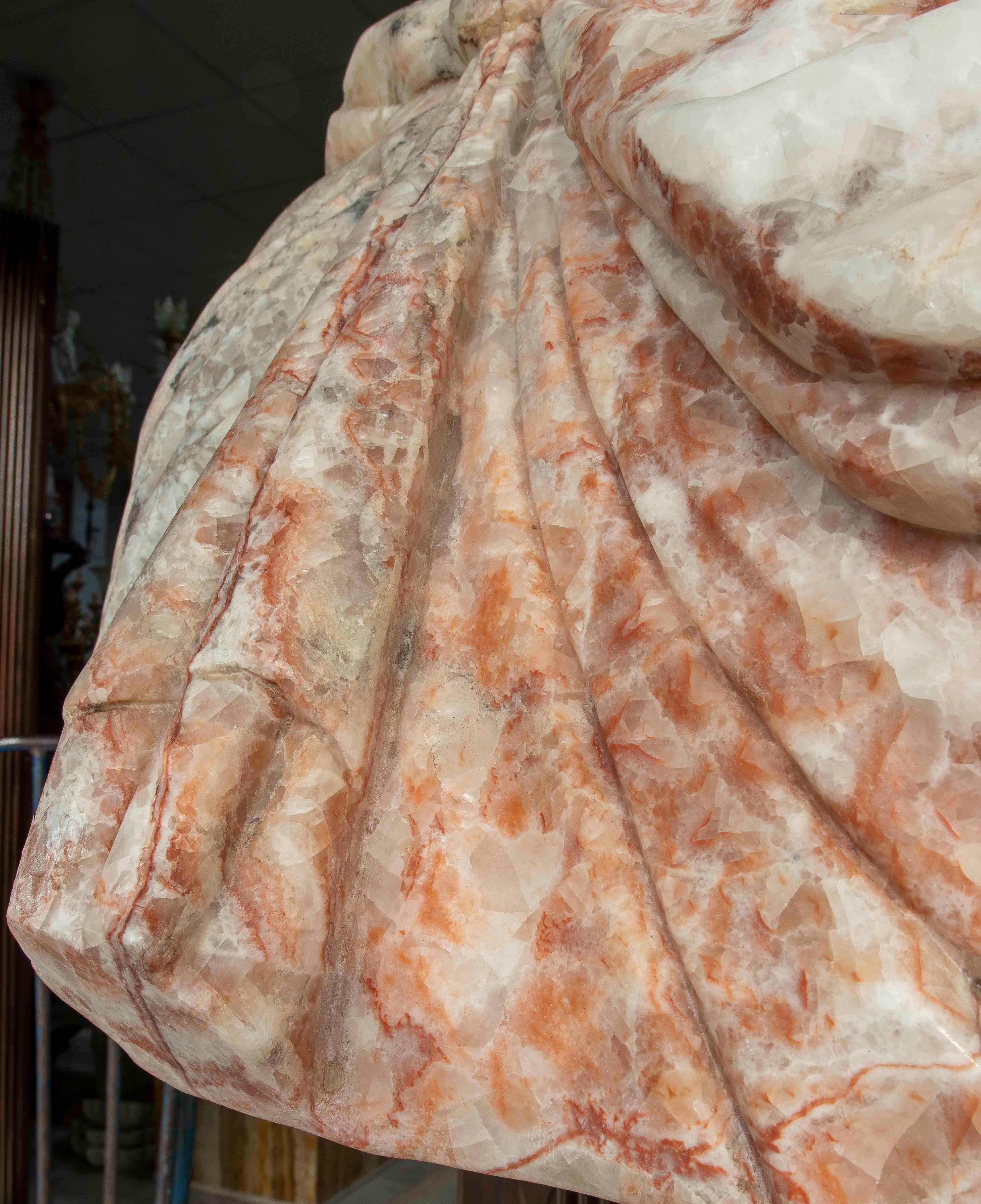 Busto romano classico degli anni '90 in marmo nei toni del bianco e del rosso con base in vendita 1