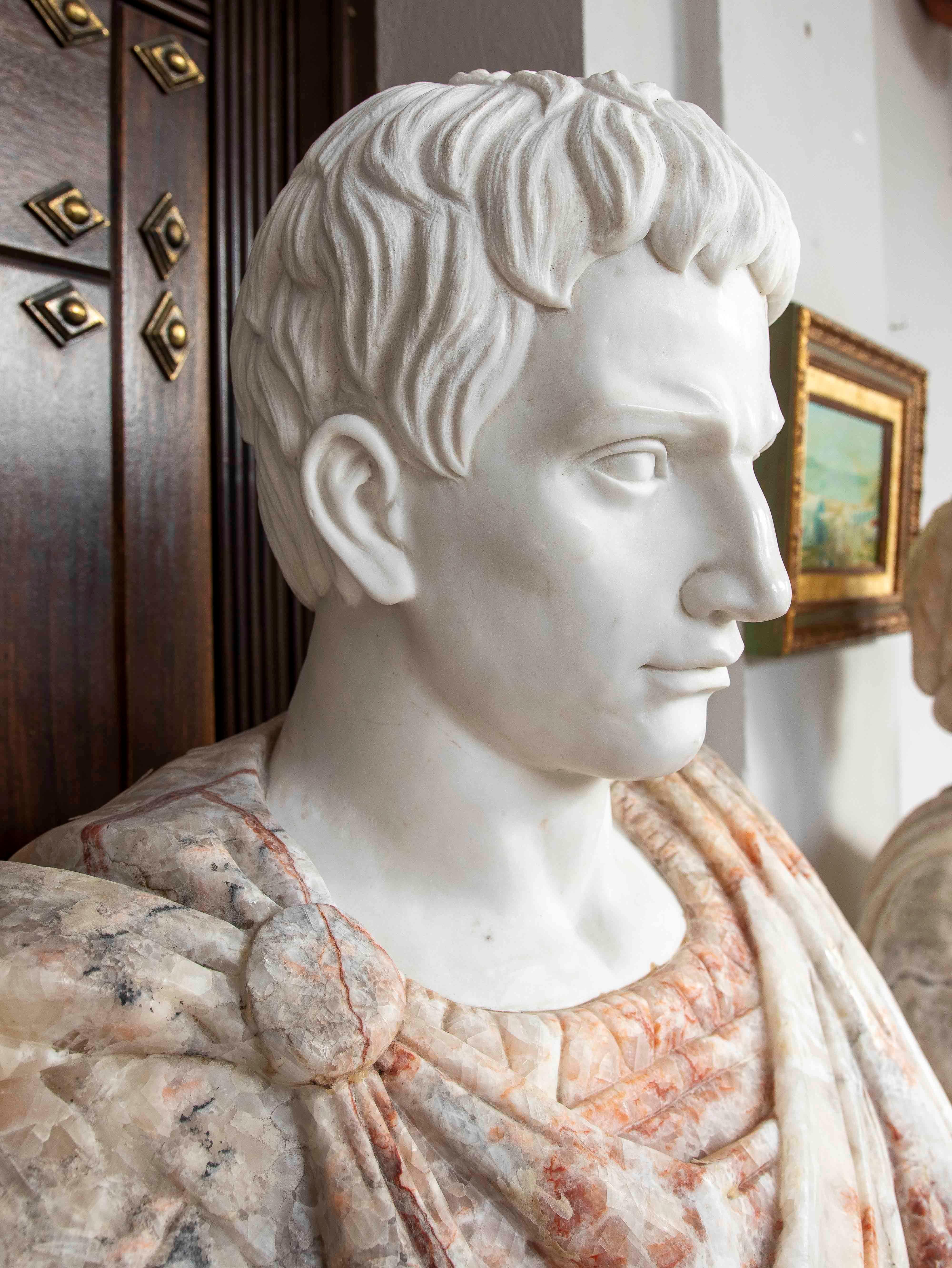 Busto romano classico degli anni '90 in marmo nei toni del bianco e del rosso con base in vendita 2