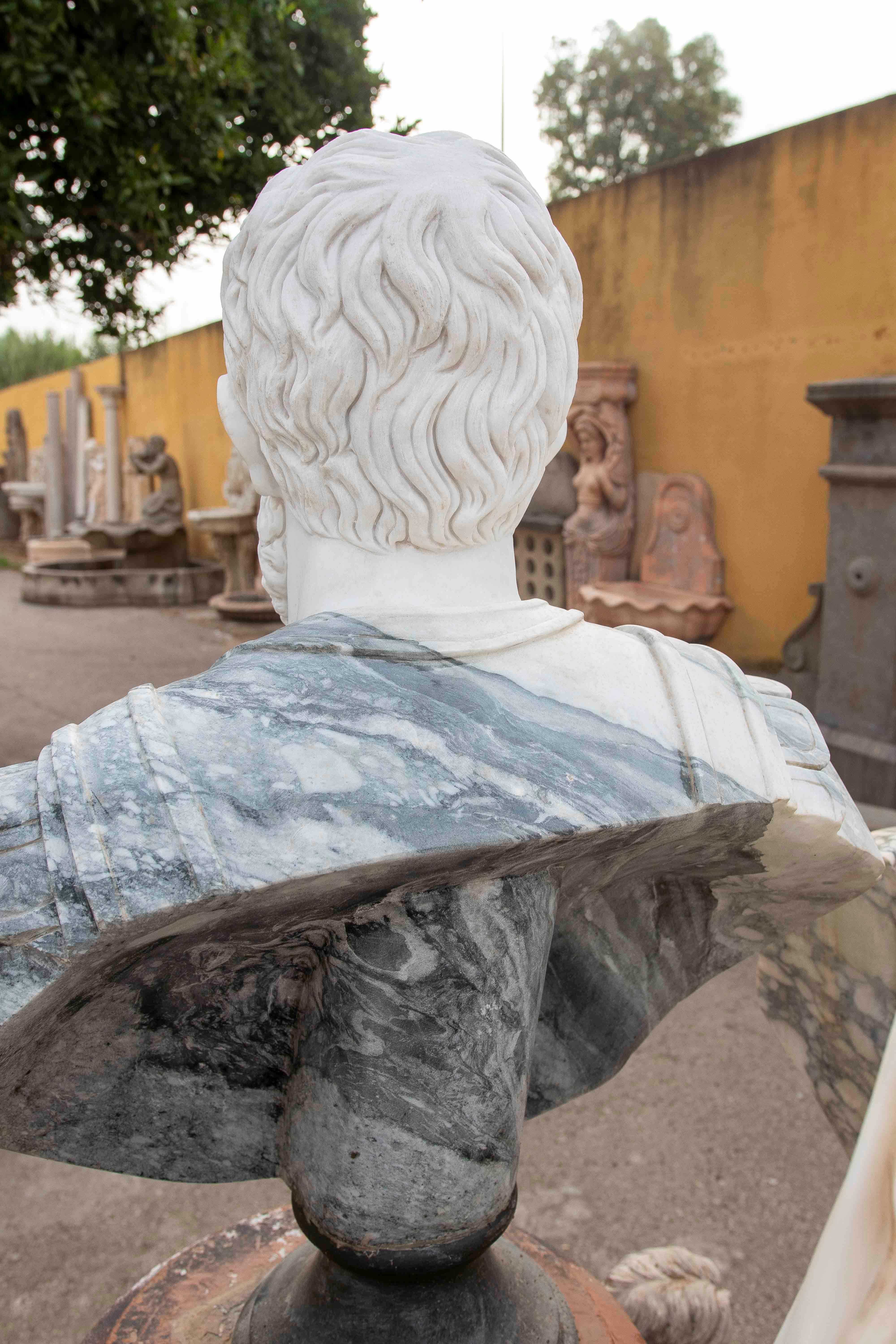 1990 Buste classique en marbre vert avec le visage d'un empereur romain en vente 3