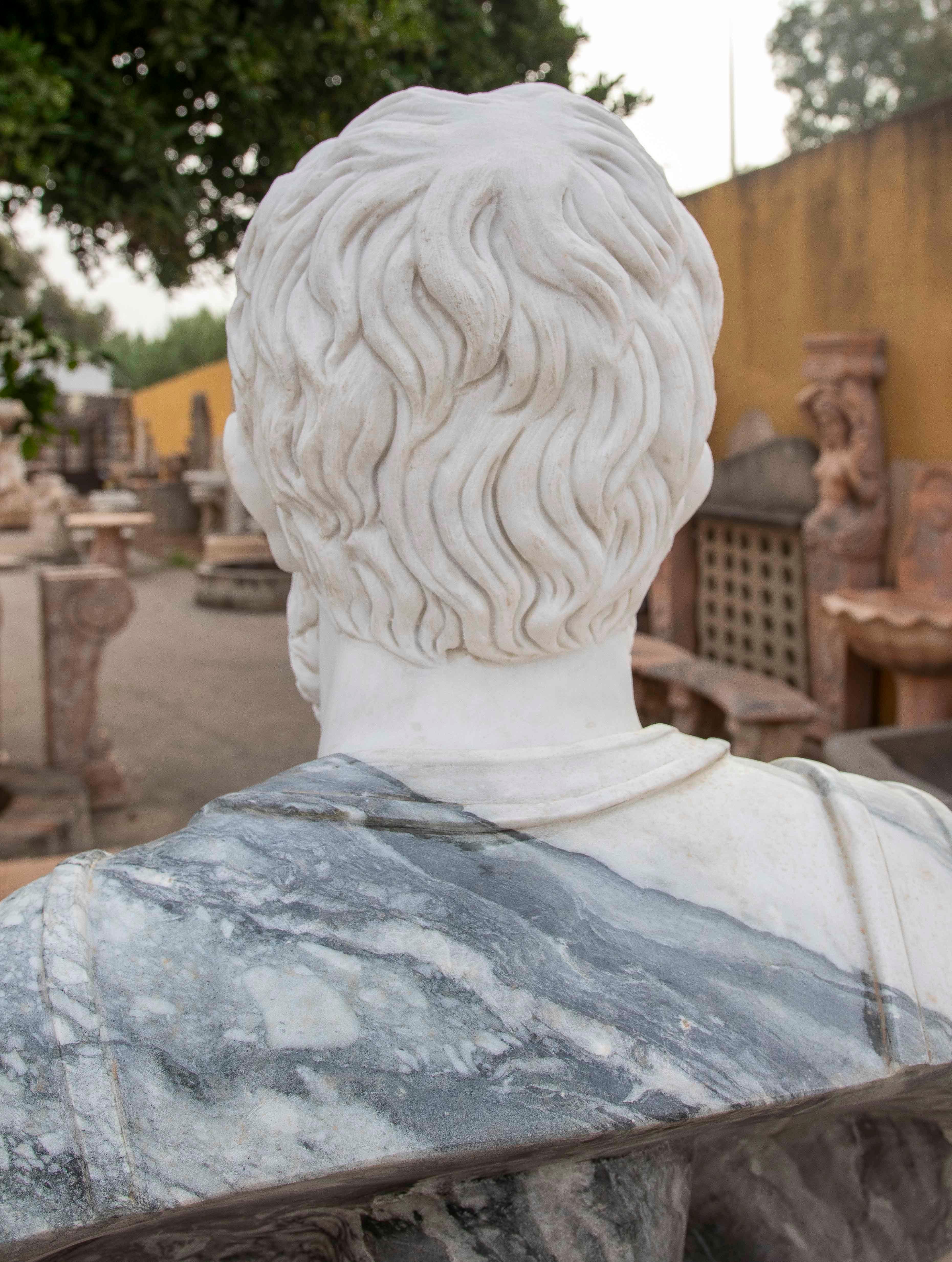 1990 Buste classique en marbre vert avec le visage d'un empereur romain en vente 4