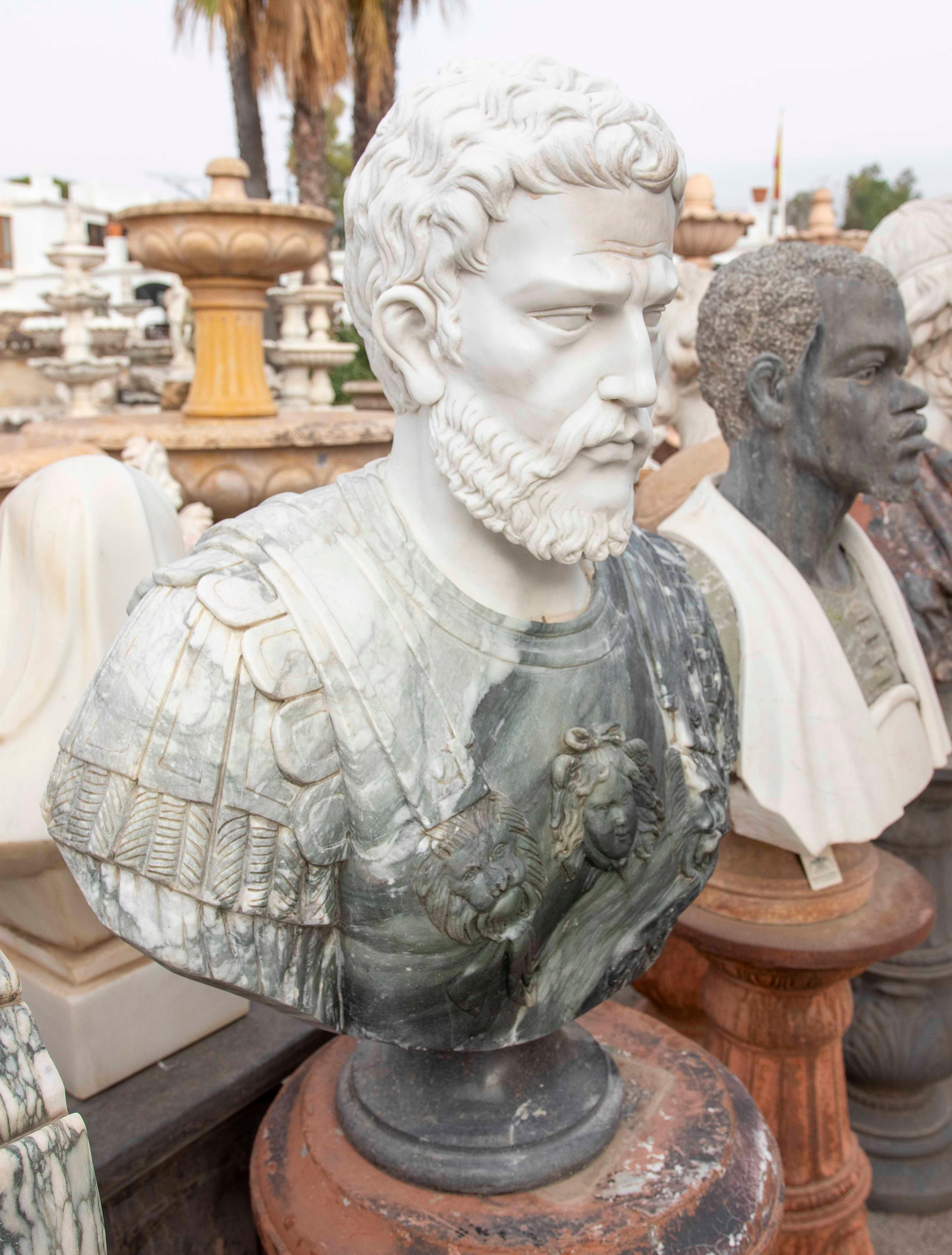 Asiatique 1990 Buste classique en marbre vert avec le visage d'un empereur romain en vente