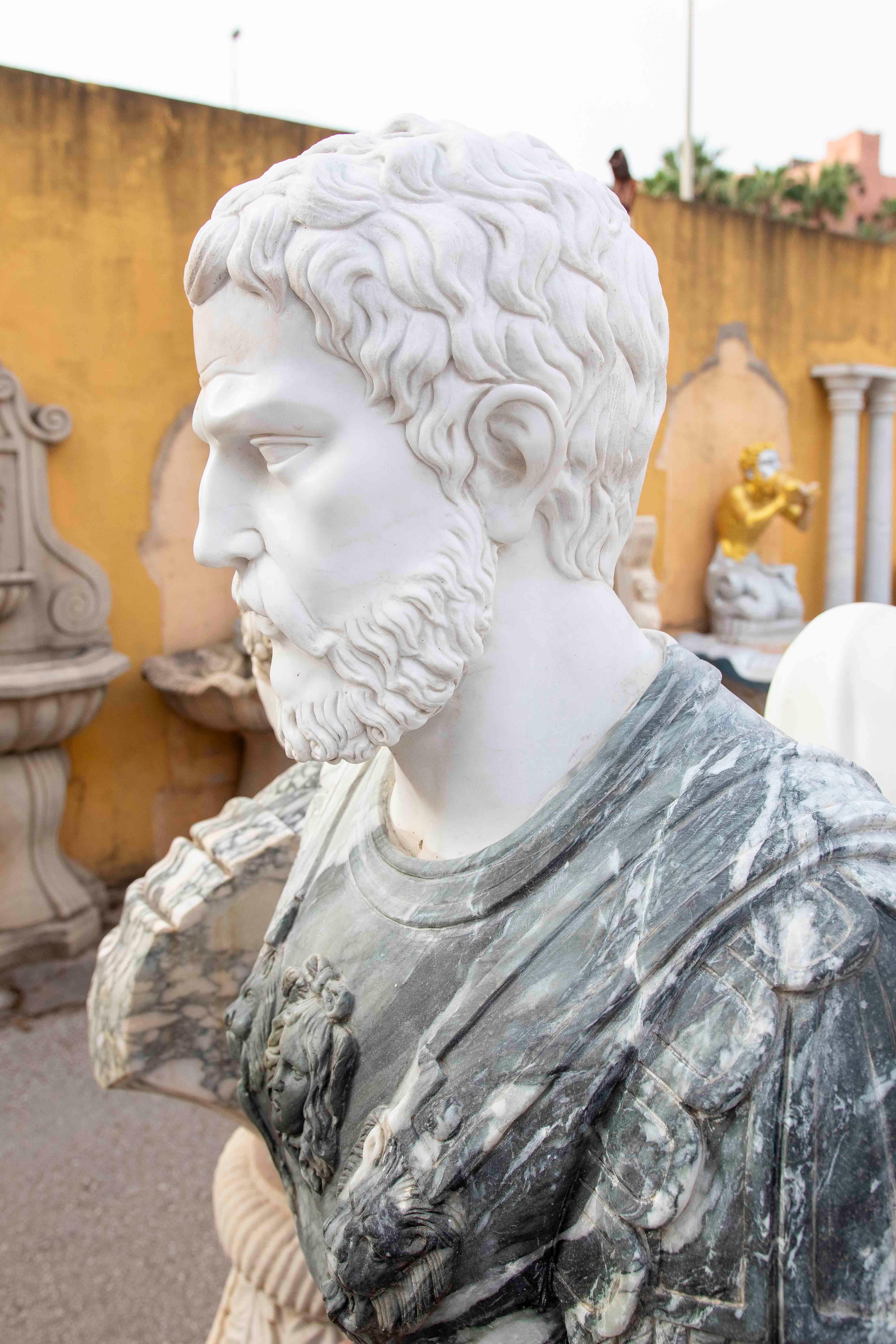 20ième siècle 1990 Buste classique en marbre vert avec le visage d'un empereur romain en vente