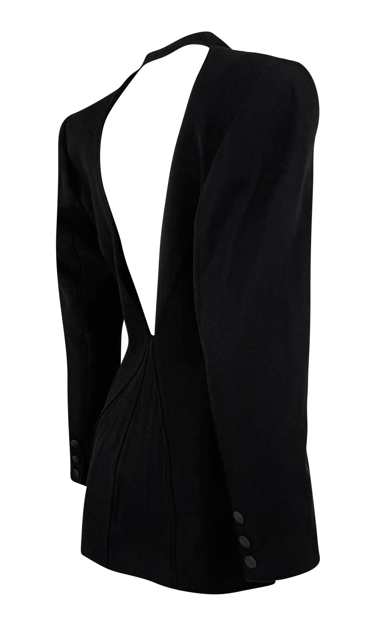 Dieser auffällige schwarze Blazer von Claude Montana aus den 1990er Jahren zeichnet sich durch eine scharfe Schnittführung und eine geschwungene Silhouette aus, die durch einen unerwartet tiefen Ausschnitt am Rücken ausgeglichen wird. Das Design
