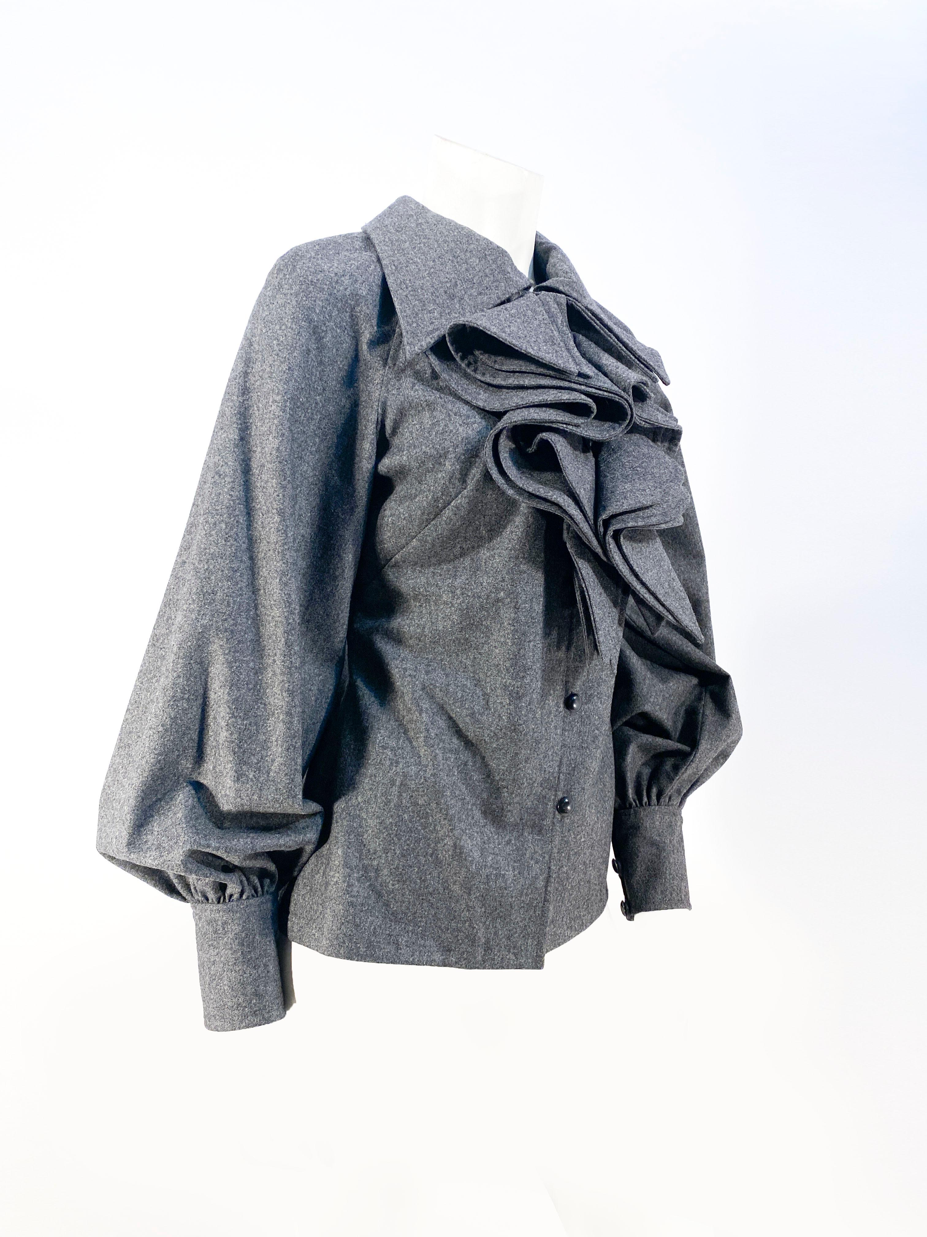1990er Colleen Quen Hemd aus grauer Wolle mit Jabot (Grau) im Angebot