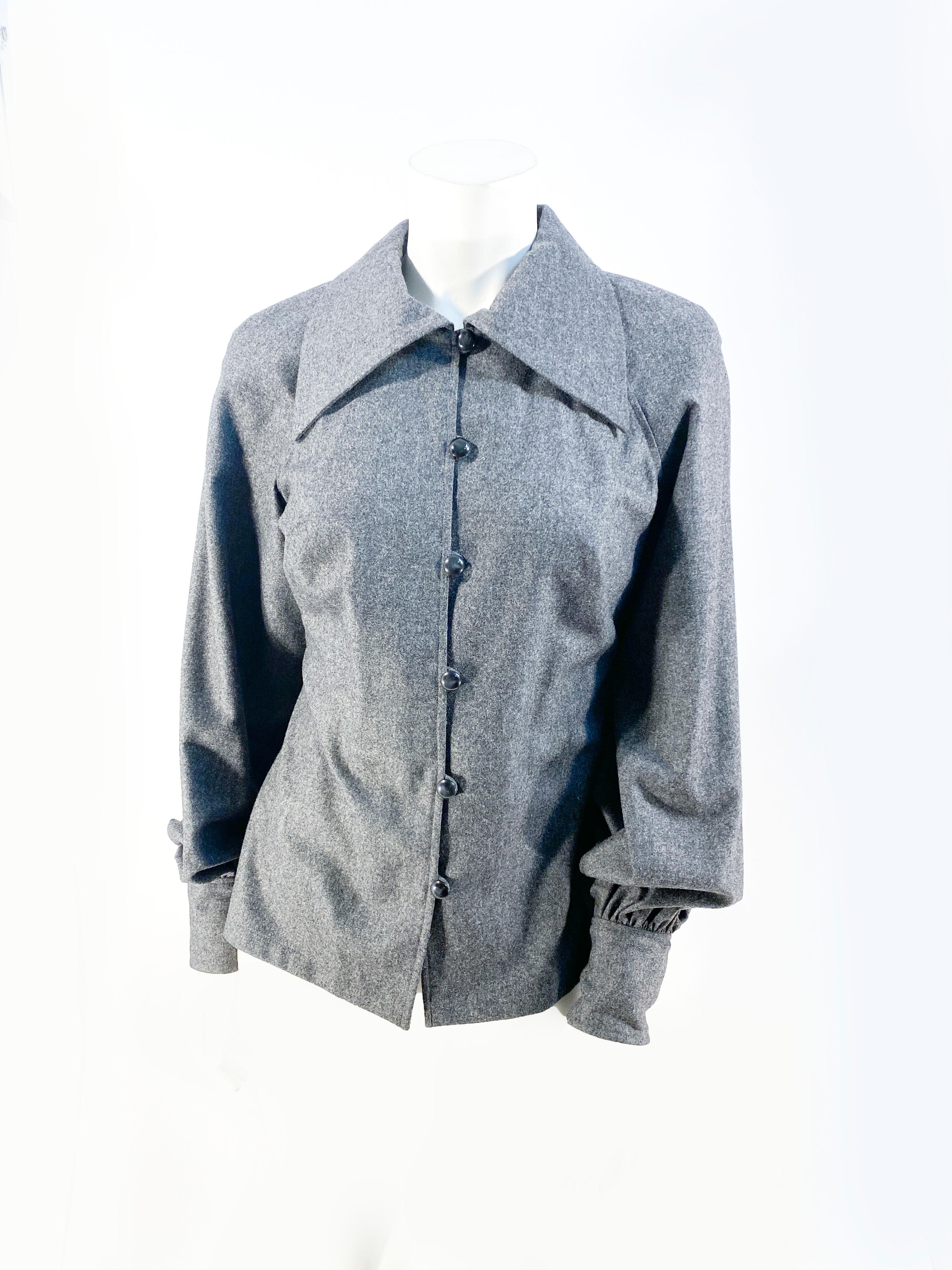 1990er Colleen Quen Hemd aus grauer Wolle mit Jabot im Angebot 1