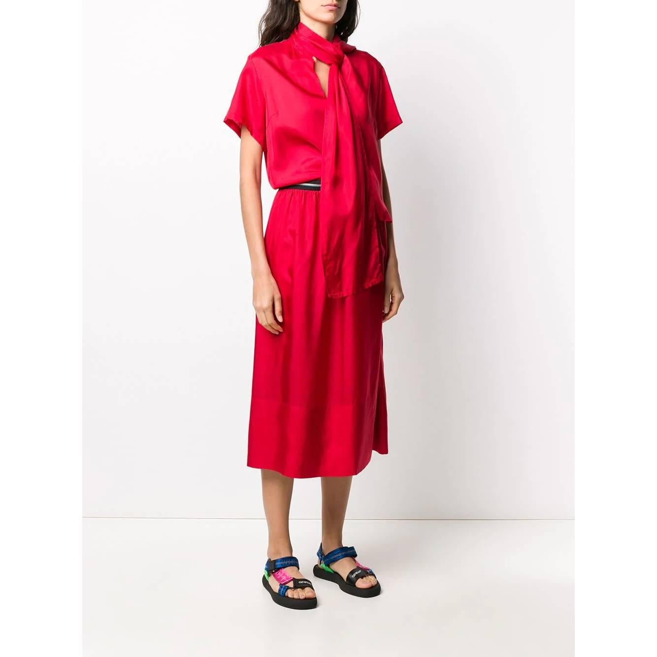 Comme Des Garçons red cupro dress. V-neck with Lavallière collar, zip at the waist to remove the skirt. Short sleeves, soft fit.

Years: 90s

Made in Japan

Size: M

Flat measurements

Lenght: 133 cm
Bust: 50 cm 
Shoulders: 39 cm
Sleeves: 19 cm