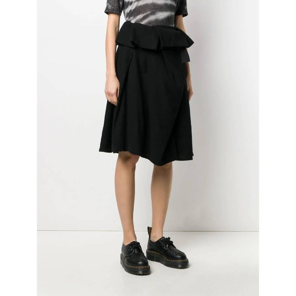 Comme des Garçons skirt in black wool. High-waisted model and side closure with knot.

Years: 90s

Made in Italy

Size: S

Flat measurements

Lenght: 66 cm
Waist: 37 cm
