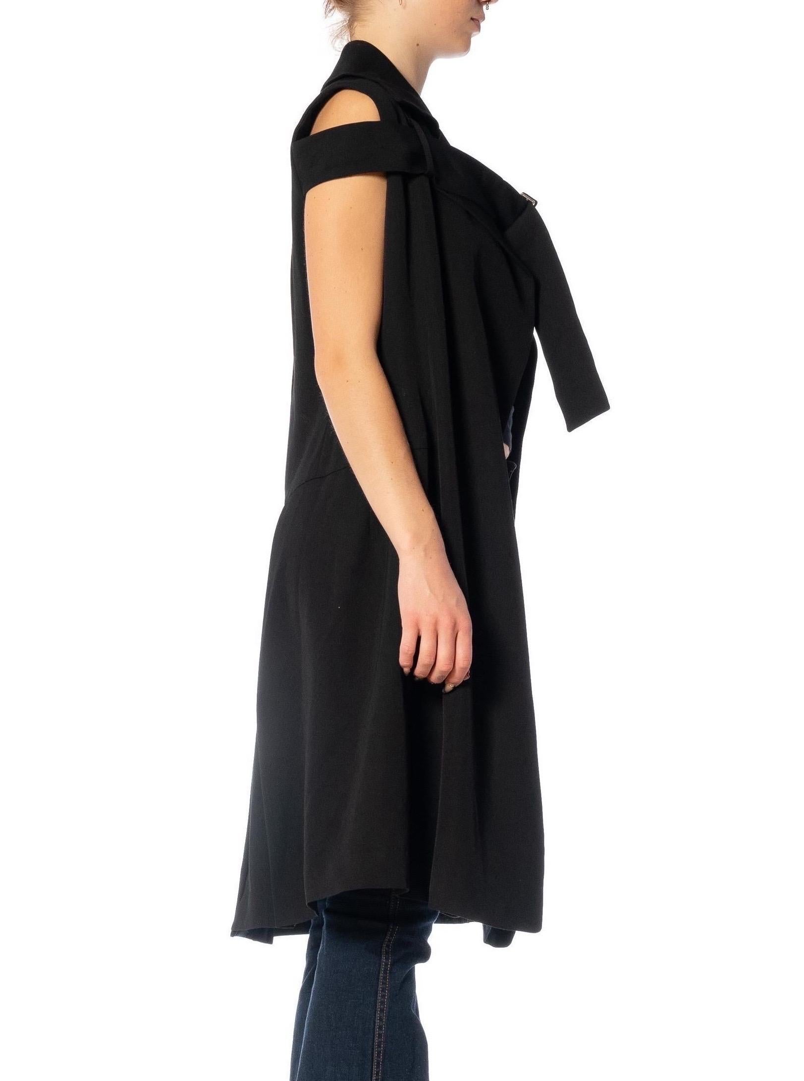1990S COMPOSITION YOHJI YAMAMOTO Schwarzer Wollmantel ohne Ärmel mit Brustgürtel im Angebot 1