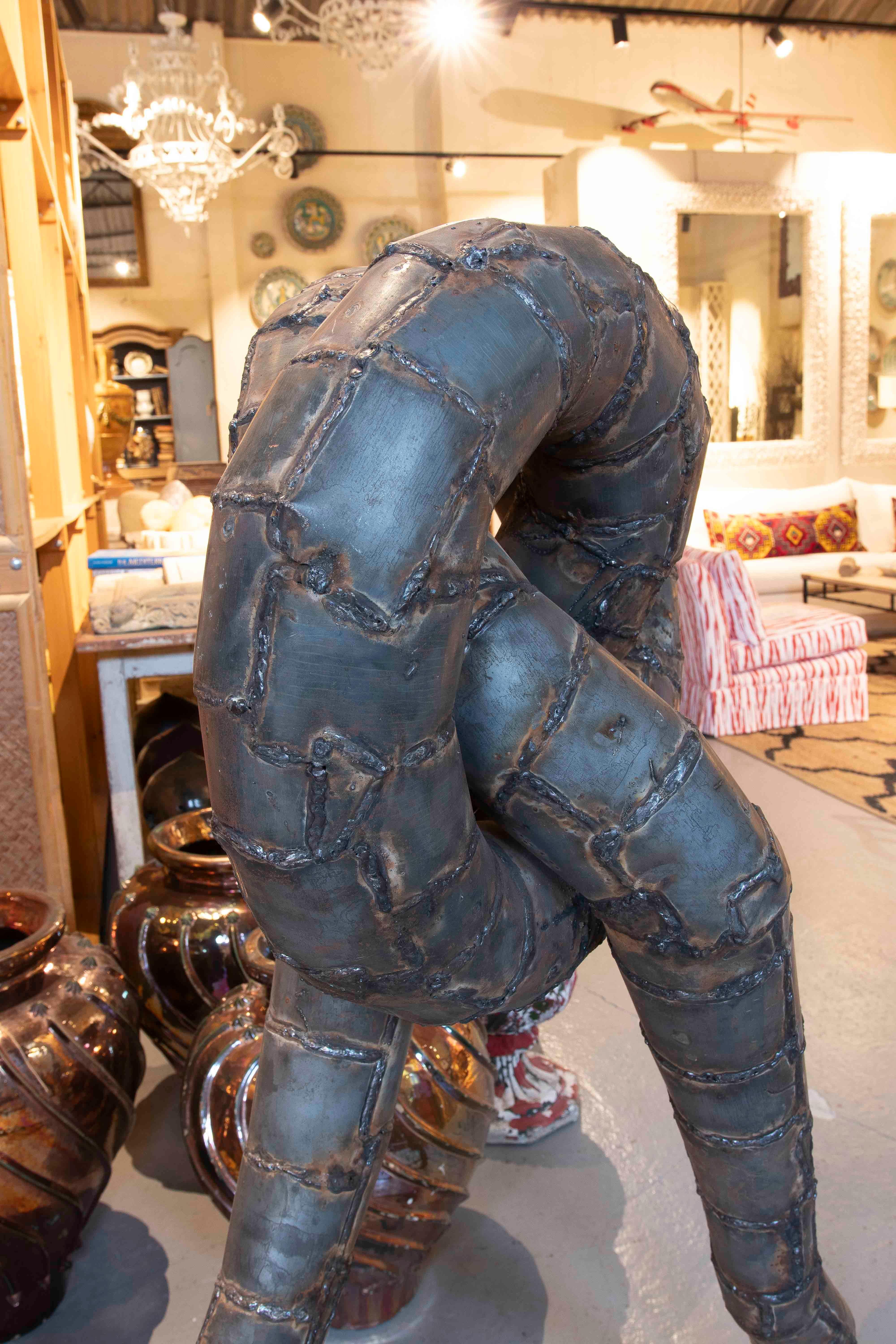 1990s Contemporary Metal Sculpture with Organic Shape of Intertwined Legs In Good Condition For Sale In Marbella, ES