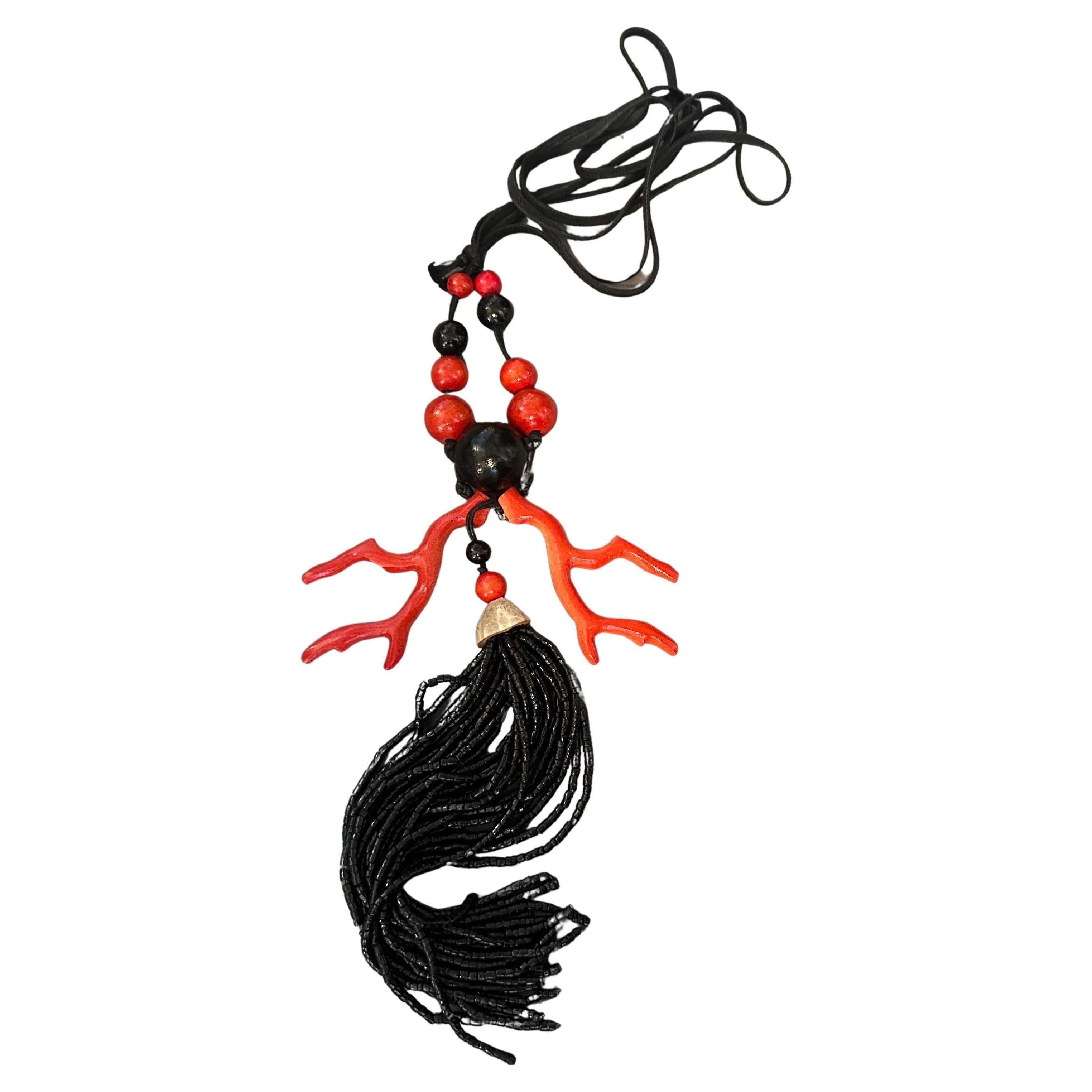 Collana italiana di bigiotteria degli anni 
90 in legno e perline nere e rosse in vendita