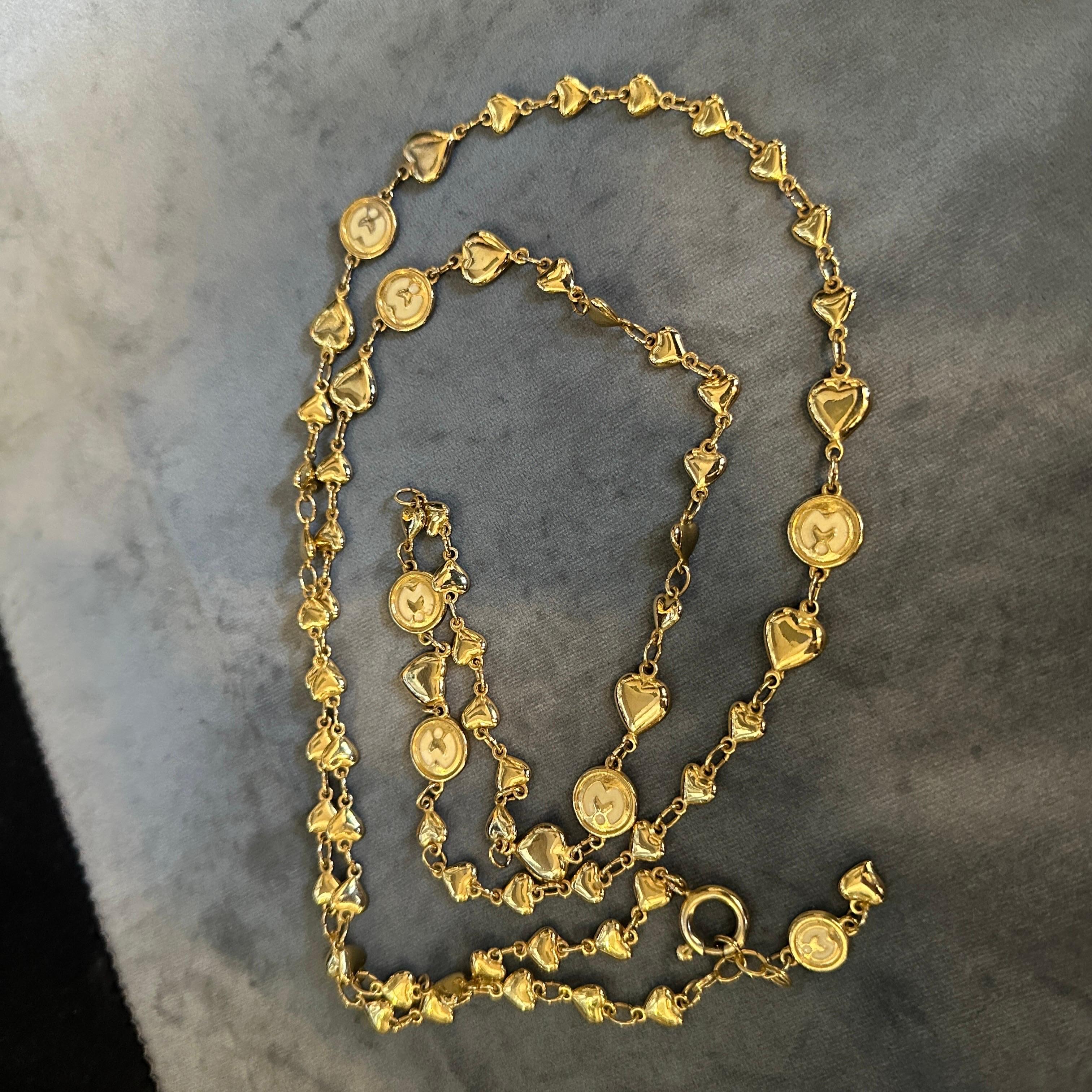 Collar / Cinturón Cadena Corazón Latón Chic Años 90 Mila Schön
Descubre una cautivadora pieza de la moda italiana de los años 90 con este exquisito collar de cadena de latón de la renombrada diseñadora Mila Schön. Este accesorio versátil, que