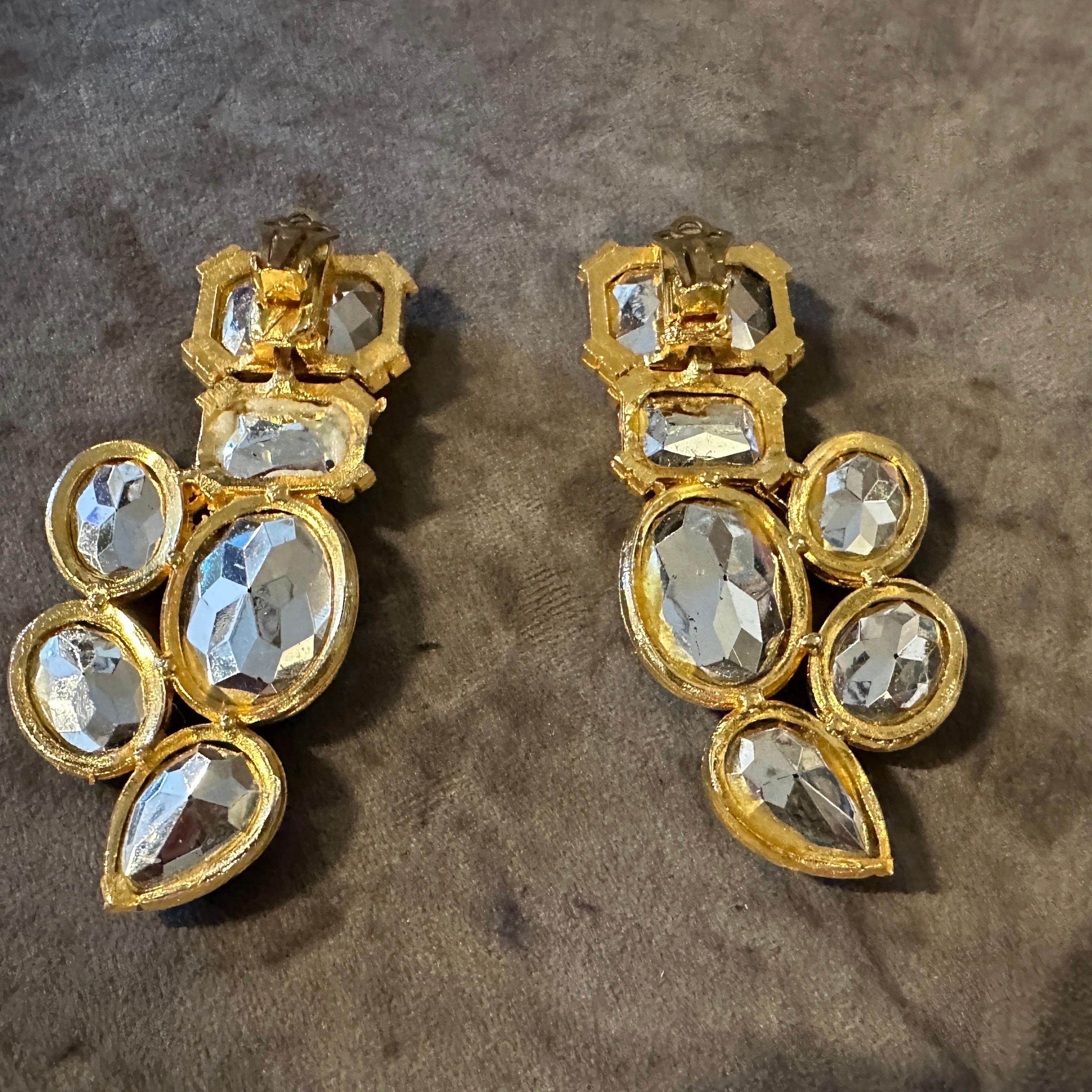 Orecchini a clip italiani in ottone dorato e strass, anni '90, di bigiotteria in vendita 1