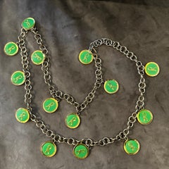 1990er Modeschmuck Grünes Logo-Kettenhalsband von Roberta di Camerino