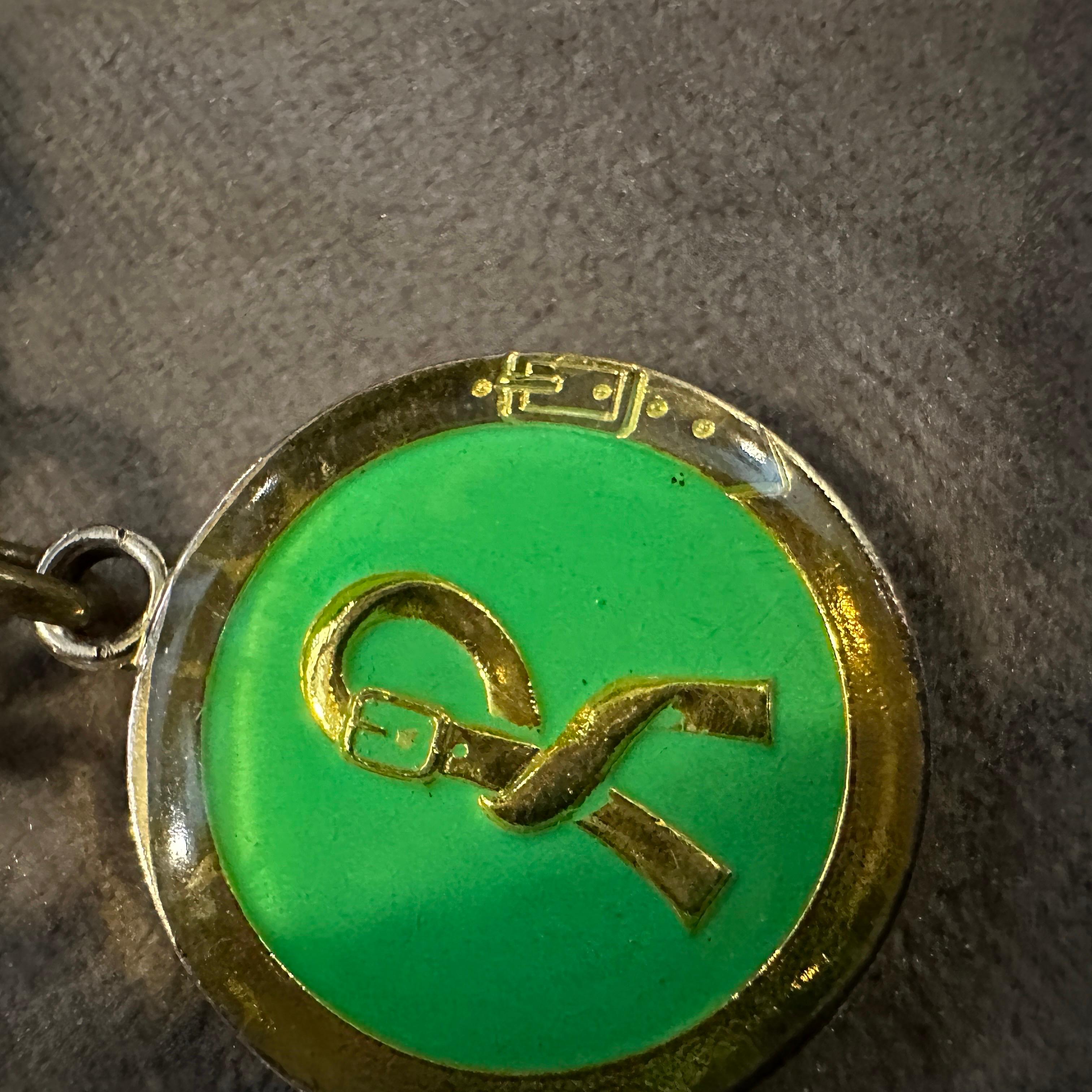 1990s Costume Jewelry Green Logo Chain Necklace by Roberta di Camerino In Excellent Condition For Sale In Aci Castello, IT