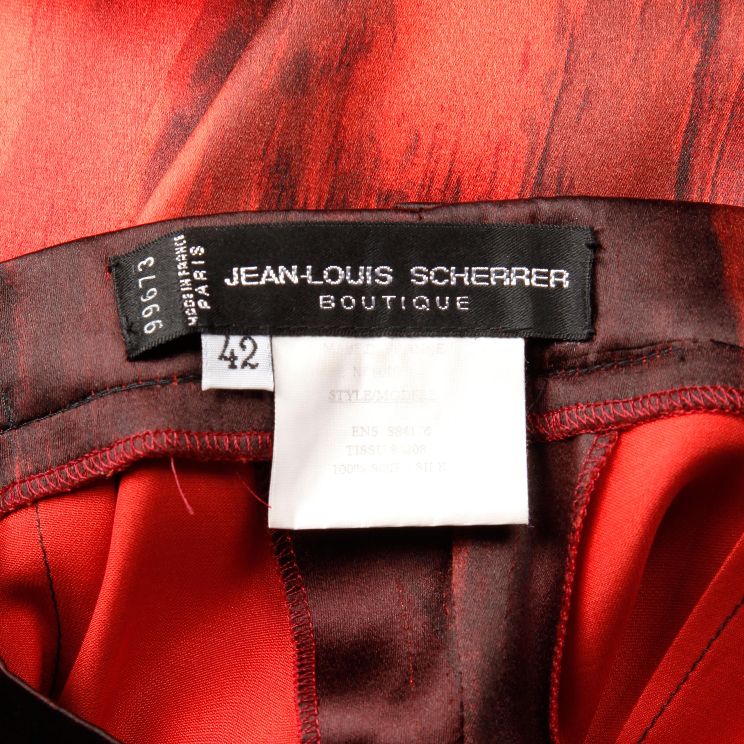 Numero vintage couture degli anni '90 di Jean-Louis Scherrer! Pantaloni di seta rossi e neri dipinti a mano. Sfoderato con chiusura laterale con zip e bottoni. Tasche anteriori nascoste. La taglia indicata è 42, ma i pantaloni vestono come una