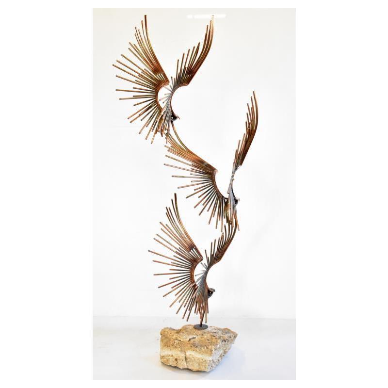 Sculpture en métal soudé représentant trois oiseaux en vol, réalisée par Curtis Jere (Californie, 1910-2008), artiste métallurgiste emblématique du milieu du siècle dernier. La sculpture mesure environ 62
