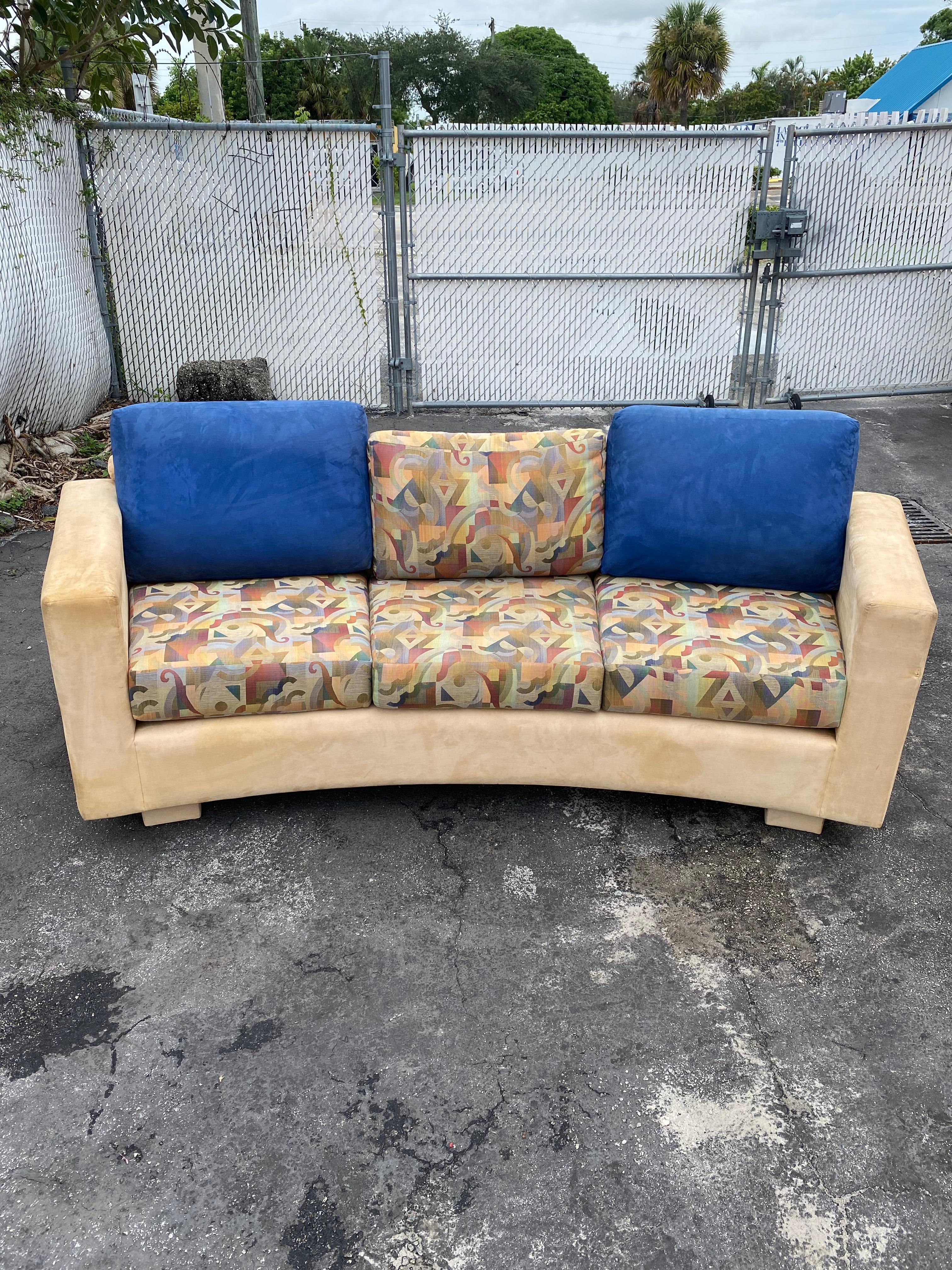 On offer on this occasion is one of the most stunning, curved sofas you could hope to find. This is an ultra-rare opportunity to acquire what is, unequivocally, the best of the best, it being a most spectacular and beautifully-presented sofa set.