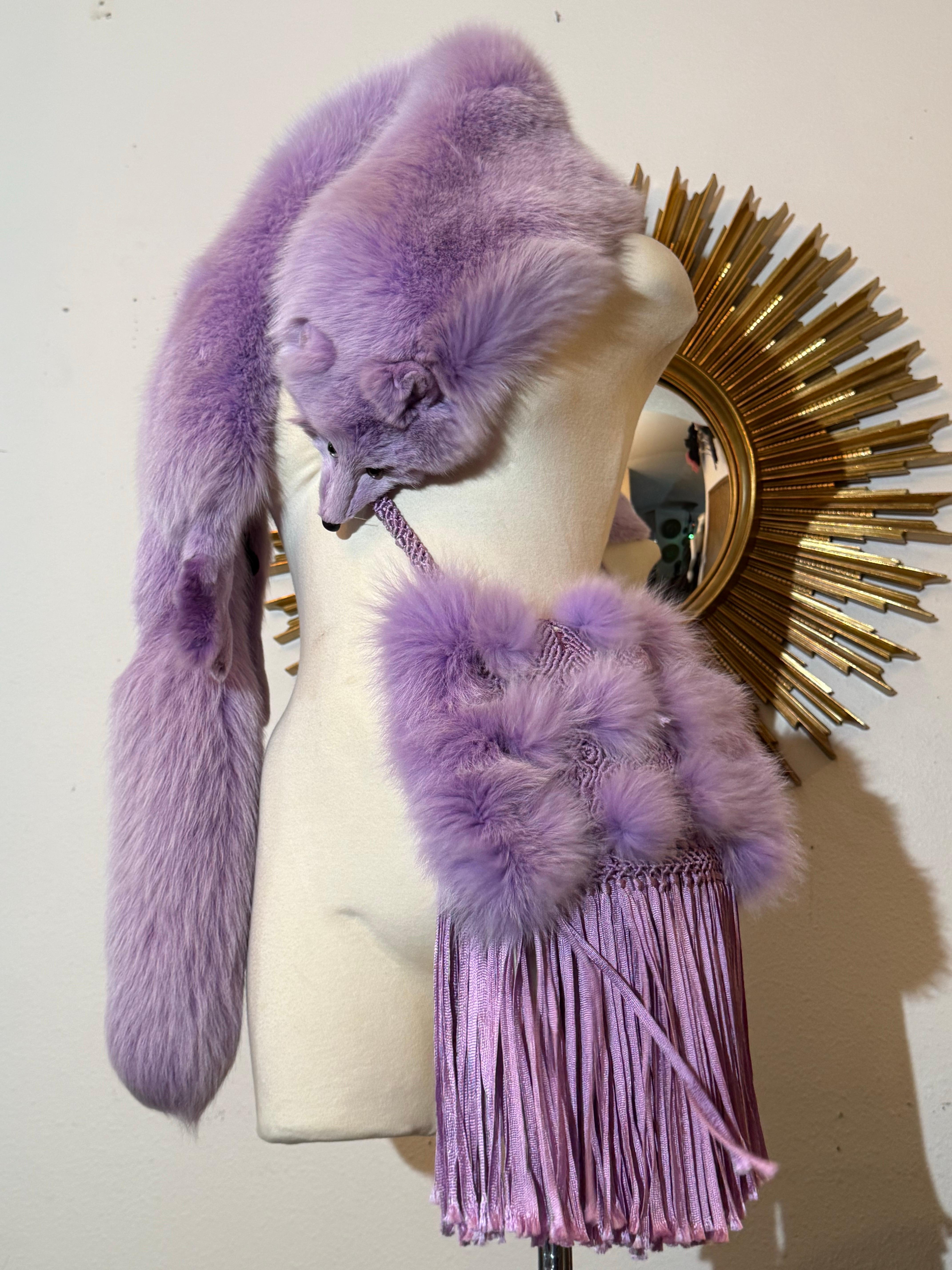 1990 Étole en fourrure de renard lavande teintée et sac à main assorti, faits sur mesure pour Valentino : Valentino-Attribué, non marqué, fait sur mesure pour un client de couture, cette nuance de lavande luxueuse est sans couture, devant et