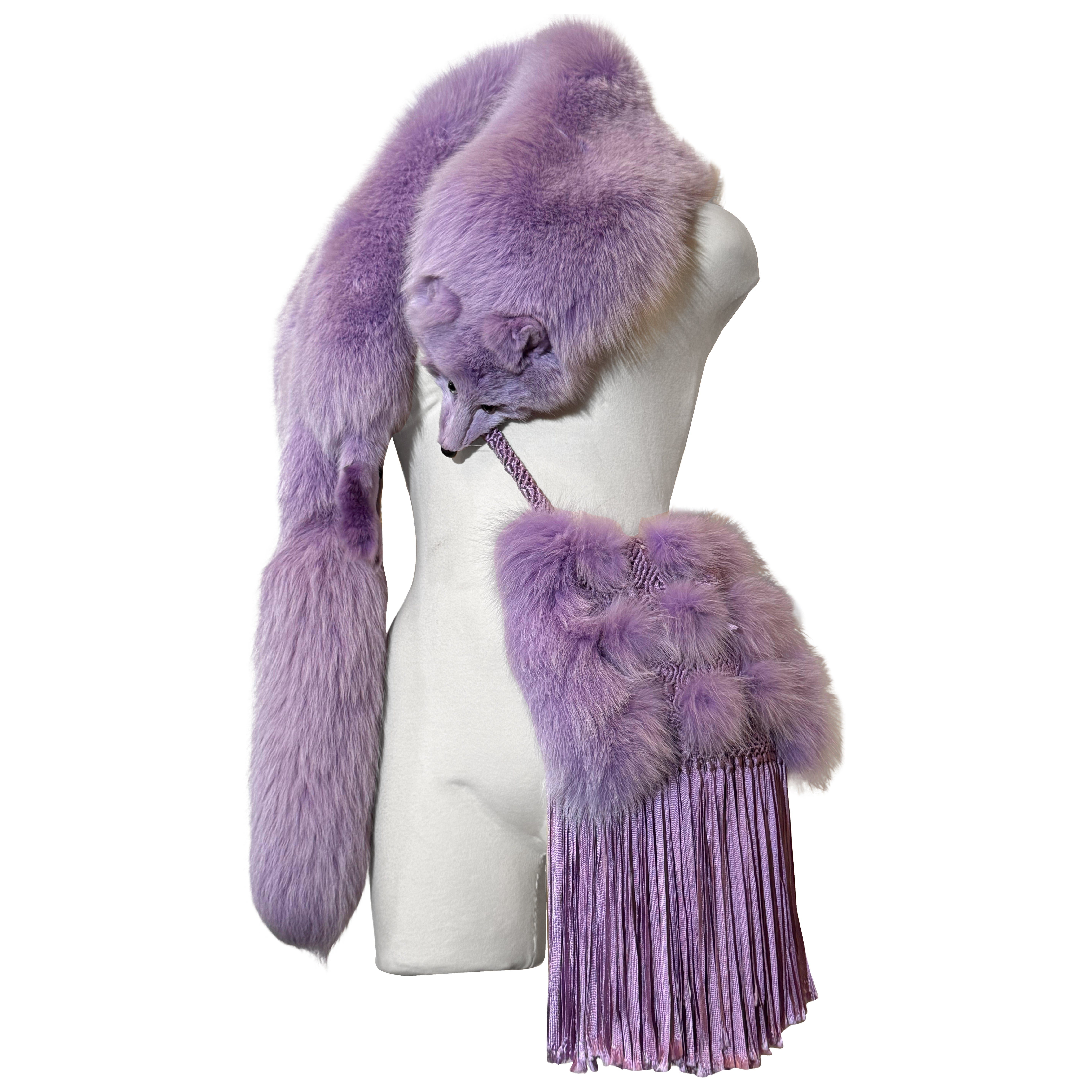 Stola in pelliccia di volpe tinta color lavanda di Valentino degli anni '90 e borsetta abbinata