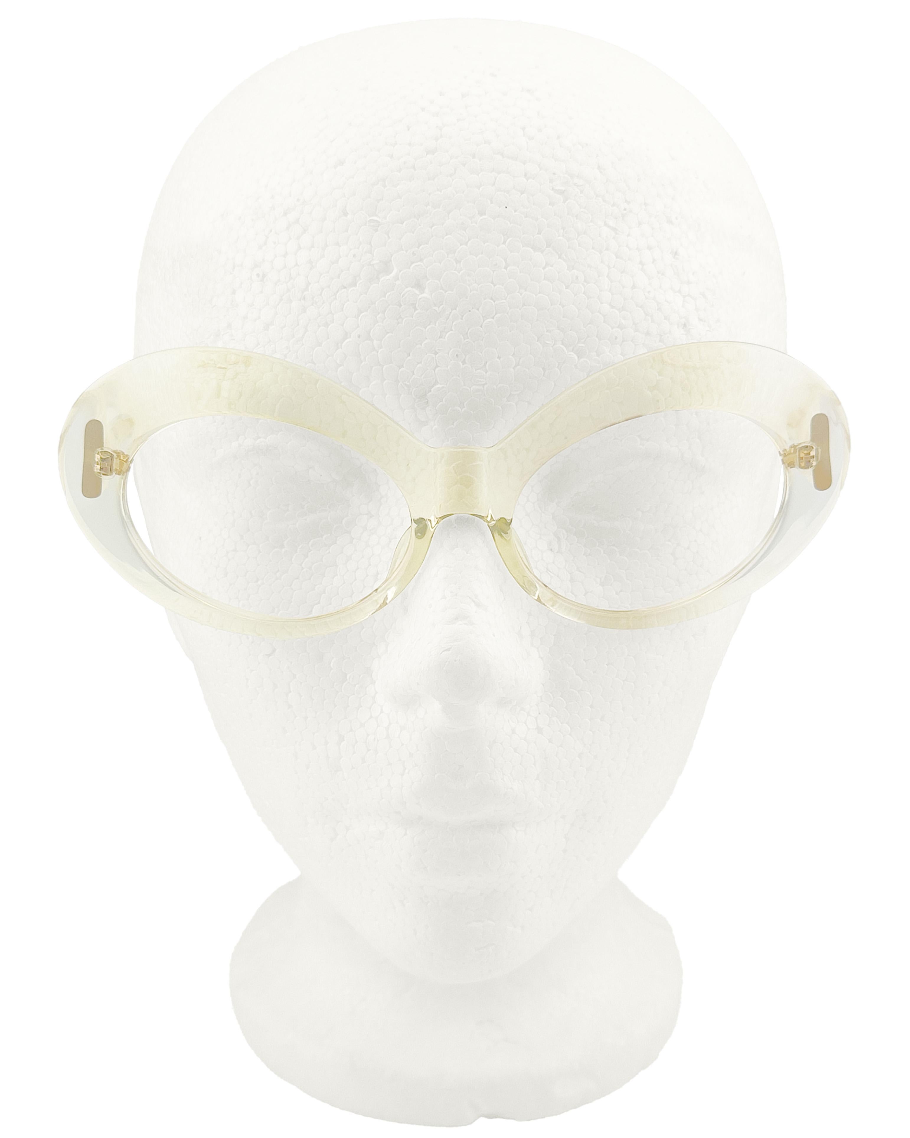 Montature vintage in resina trasparente degli anni '90 in stile gufo esagerato, provenienti dal leggendario negozio Cutler and Gross di Knightsbridge London.
Da sempre nota per le sue montature uniche, prodotte in edizioni molto limitate e adattate