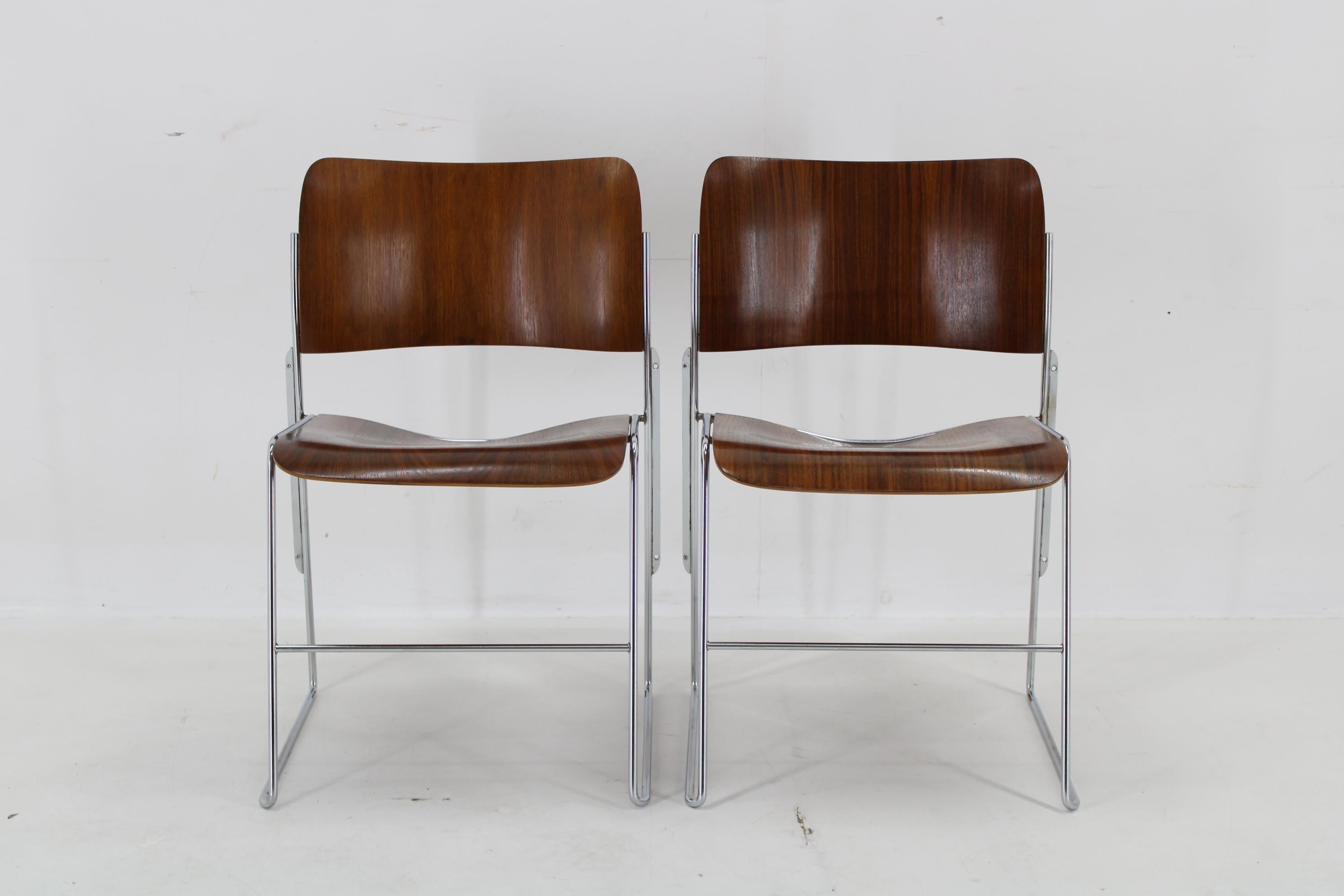 1990s D. Rowland Set Of Five Restored Stackable Dining Chairs for GF In Good Condition In Praha, CZ