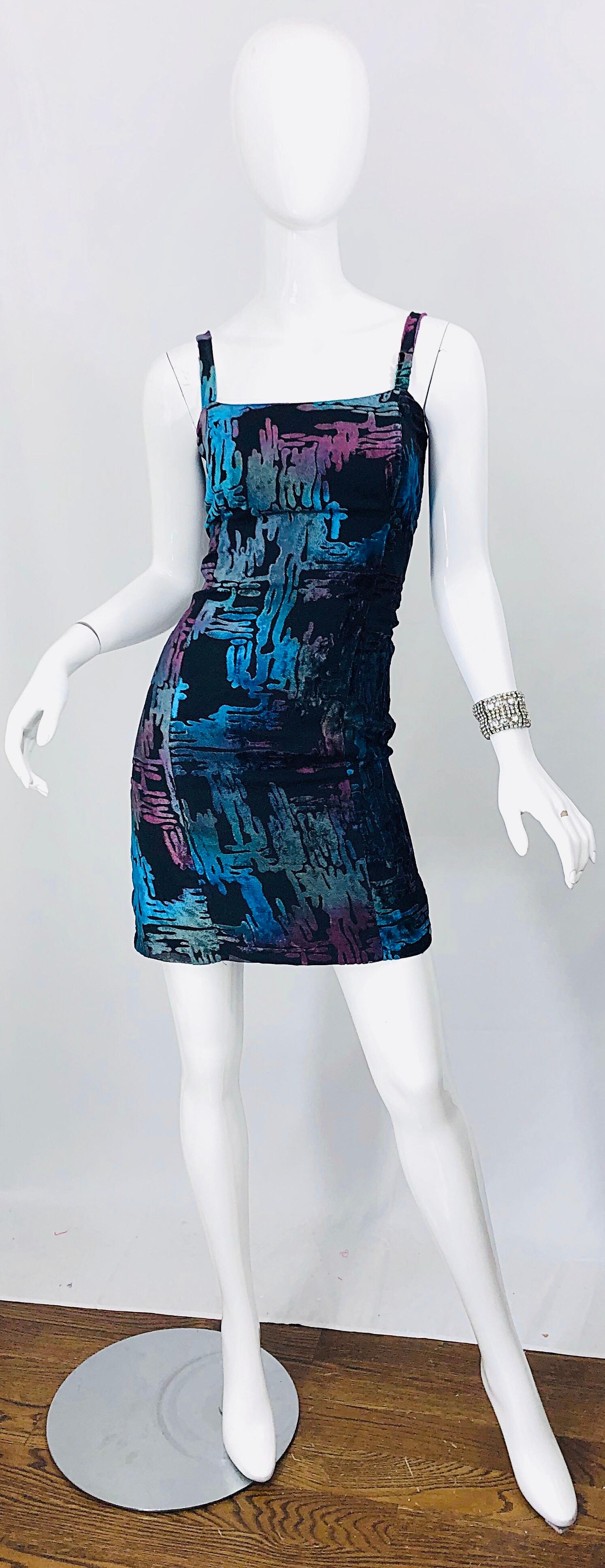 Mini robe sans manches sexy vintage des années 90 du designer français DANIEL TEALDI, inspirée de l'imprimé graffiti asiatique ! La toile de fond est un mélange de rayonne noire avec des détails en lurex. Des couleurs vibrantes de bleu, de sarcelle,