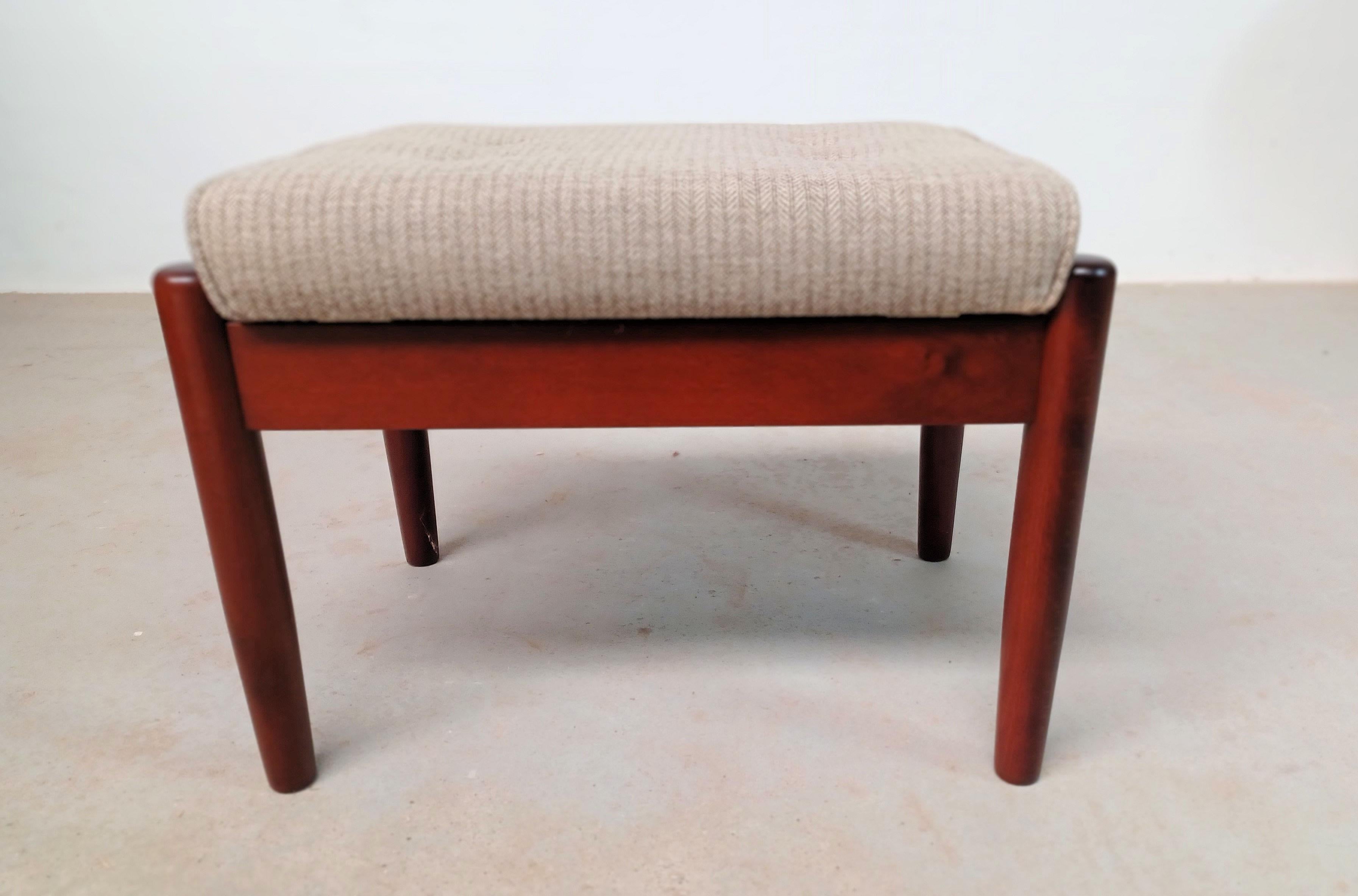 1990s Danish adjustable piano bench in tanned beech

The bench made on March 5'th. 1999 feature a wooden frame in tanned beech, with an adjustable seat upholstered in fabric and a small storage room under the seat.

The piano bench is i good