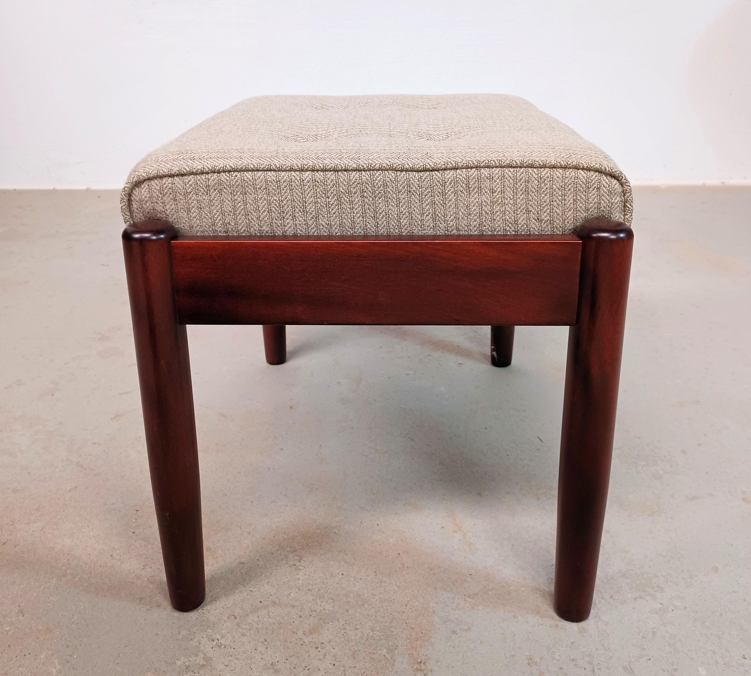 1990s Danish Adjustable Piano Bench in Tanned Beech In Good Condition For Sale In Knebel, DK